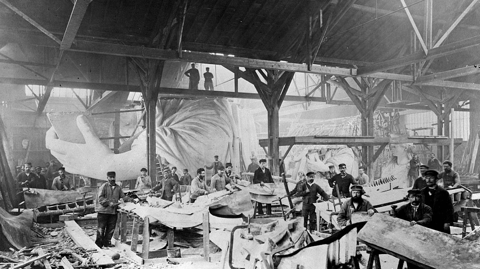 El taller de Bartholdi, con la Estatua de la Libertad en pleno proceso de construcción