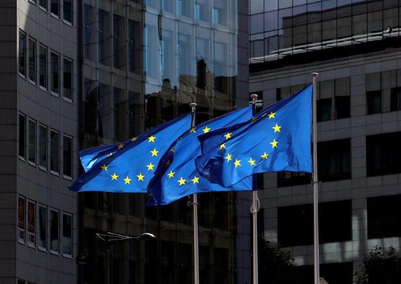 FOTO DE ARCHIVO: Banderas de la Unión Europea frente a la sede de la Comisión Europea en Bruselas, Bélgica. 21 de agosto de 2020. REUTERS/Yves Herman