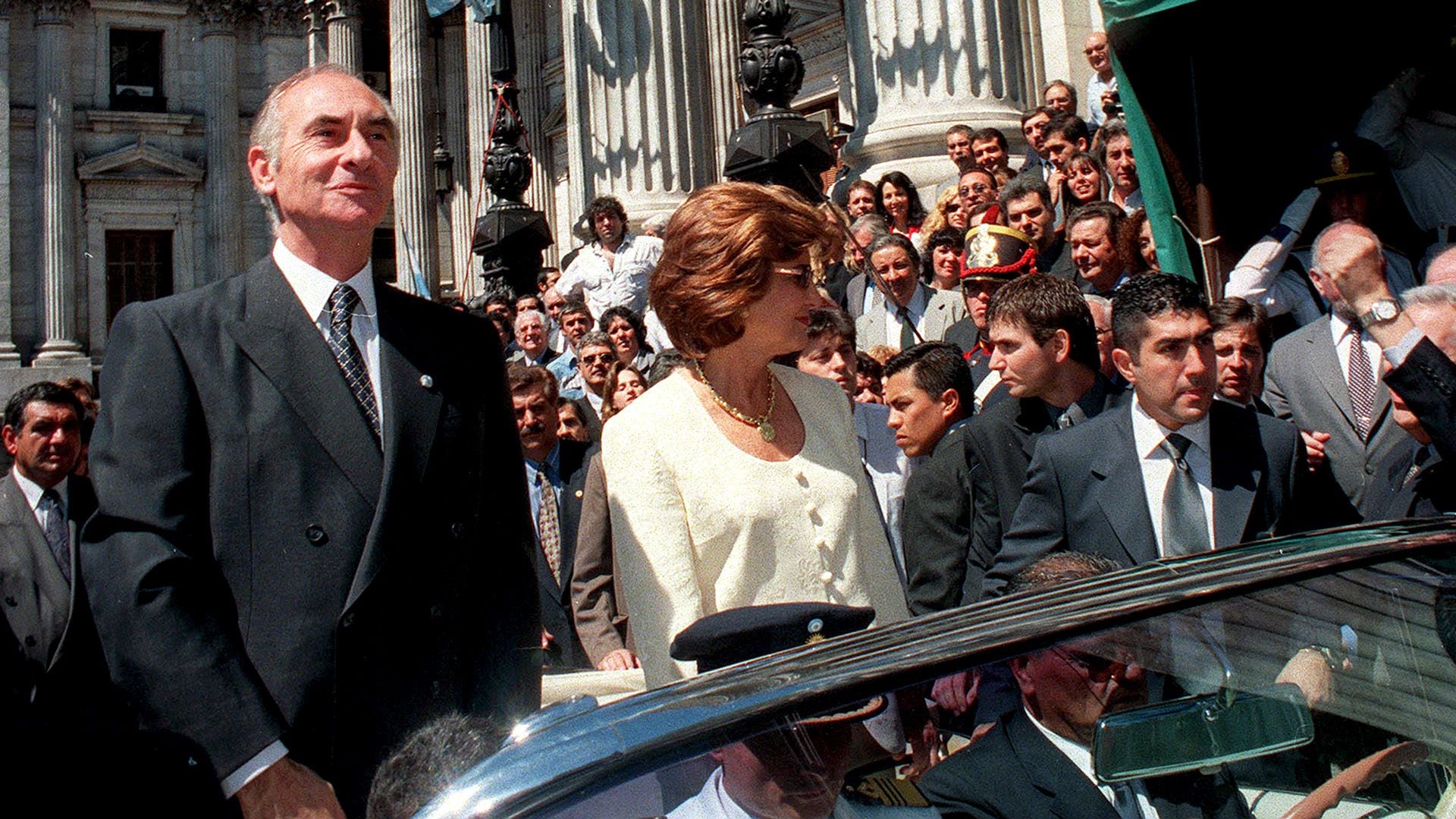 De la Rúa acompañado por su esposa Inés Pertiné, el día de su asunción como presidente (foto Télam)