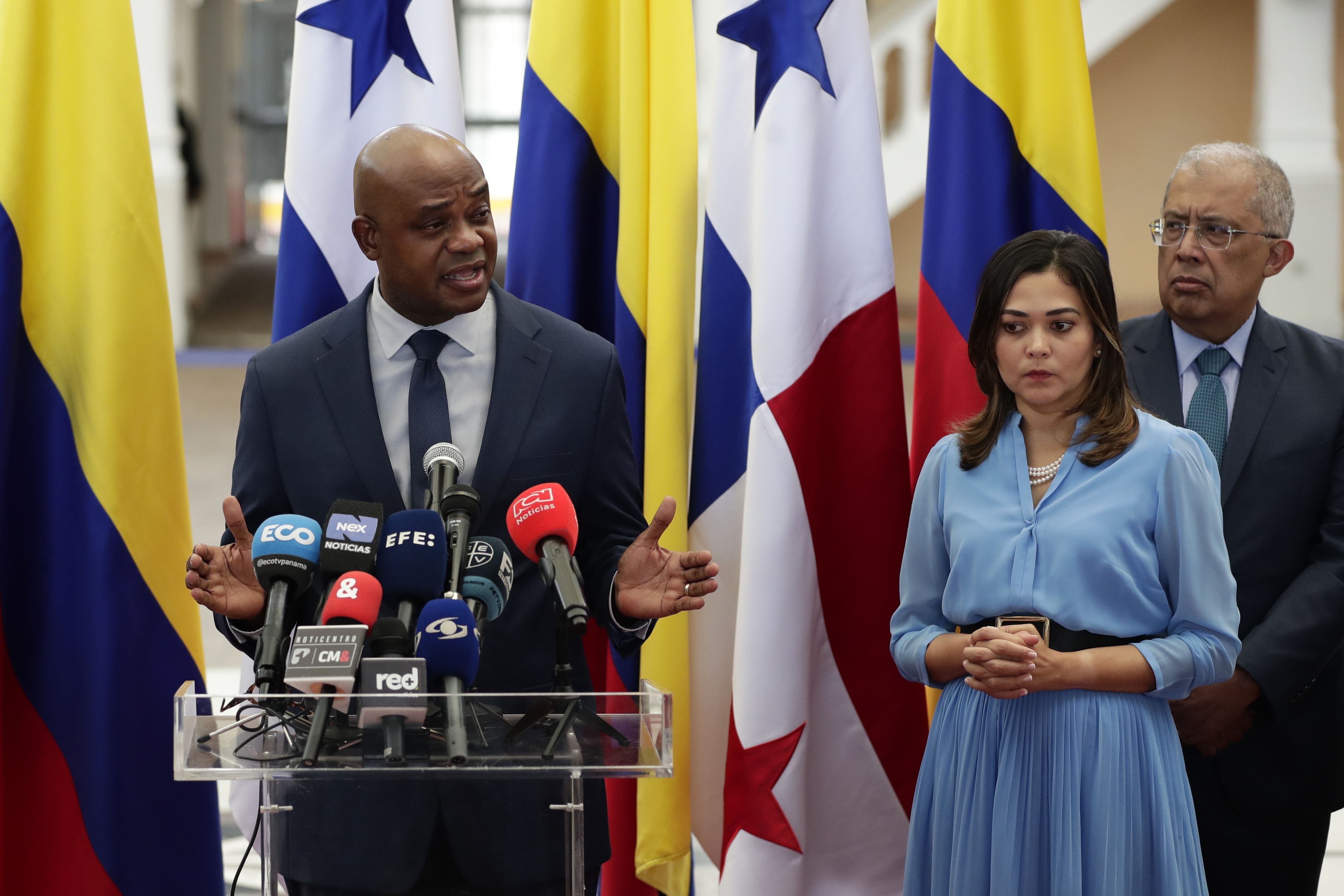 El canciller de Colombia, Luis Gilberto Murillo, habla tras reunirse con su homóloga de Panamá, Janaina Tewaney (der.), en Ciudad de Panamá (Panamá). EFE/ Bienvenido Velasco
