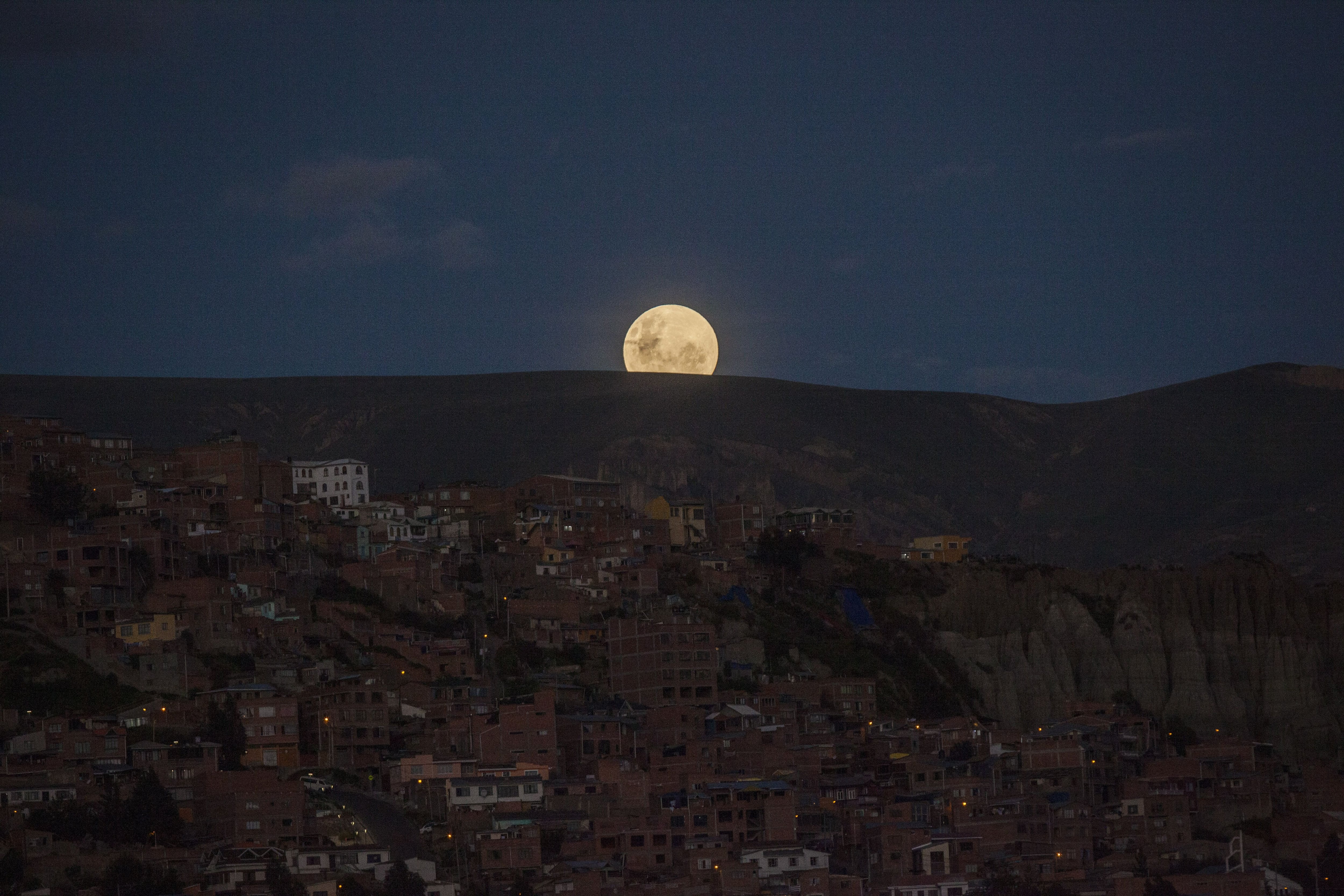 En la noche de luna llena, el satélite emerge por el este. (EFE)
