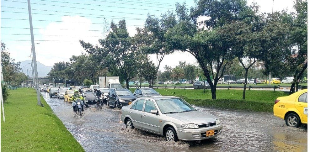 Se registró un encharcamiento sobre la calle 26 - crédito Bogotá Tránsito