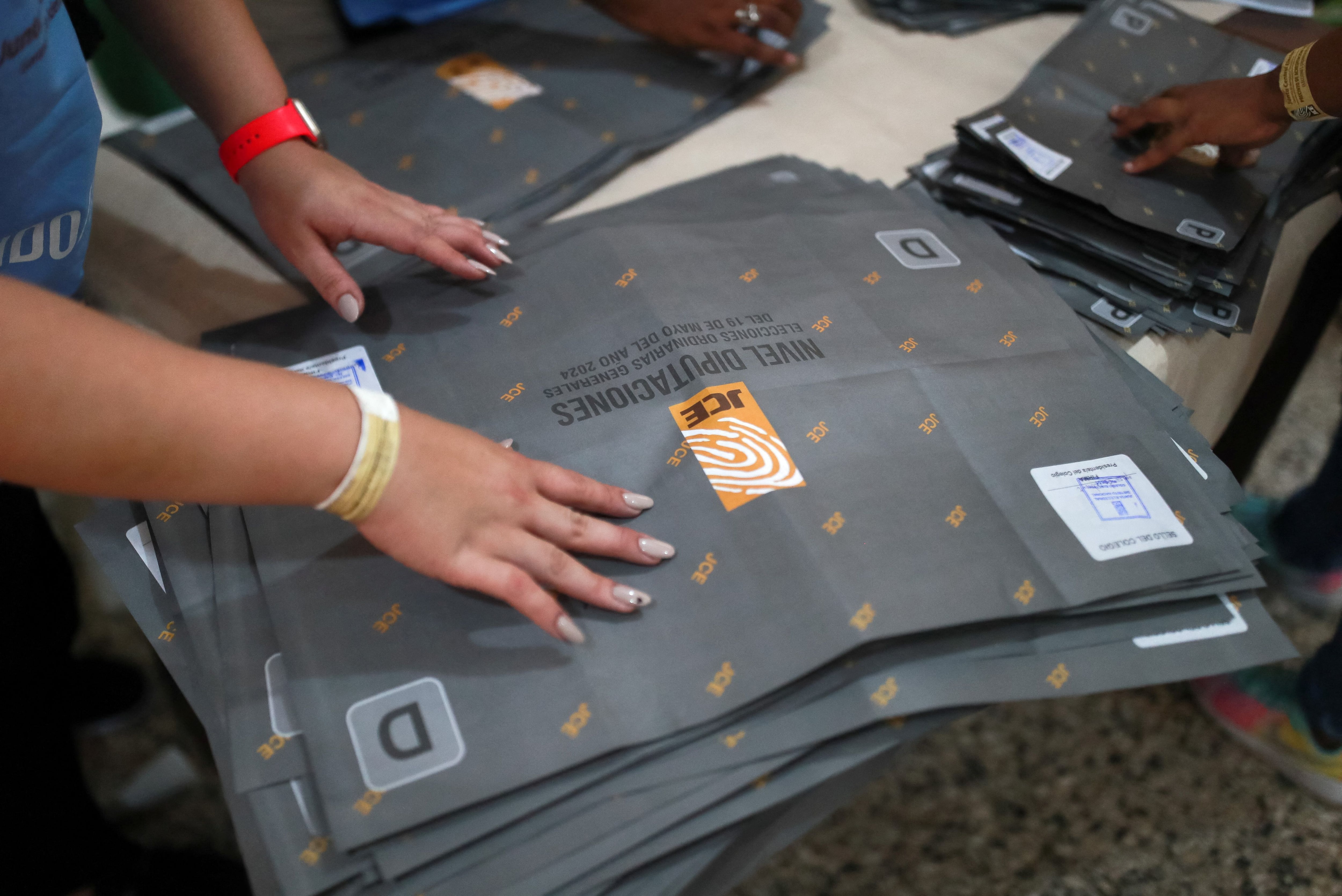 Los trabajadores electorales cuentan los votos el día de las elecciones presidenciales en una mesa electoral en Santo Domingo, República Dominicana, 19 de mayo de 2024. REUTERS/Henry Romero