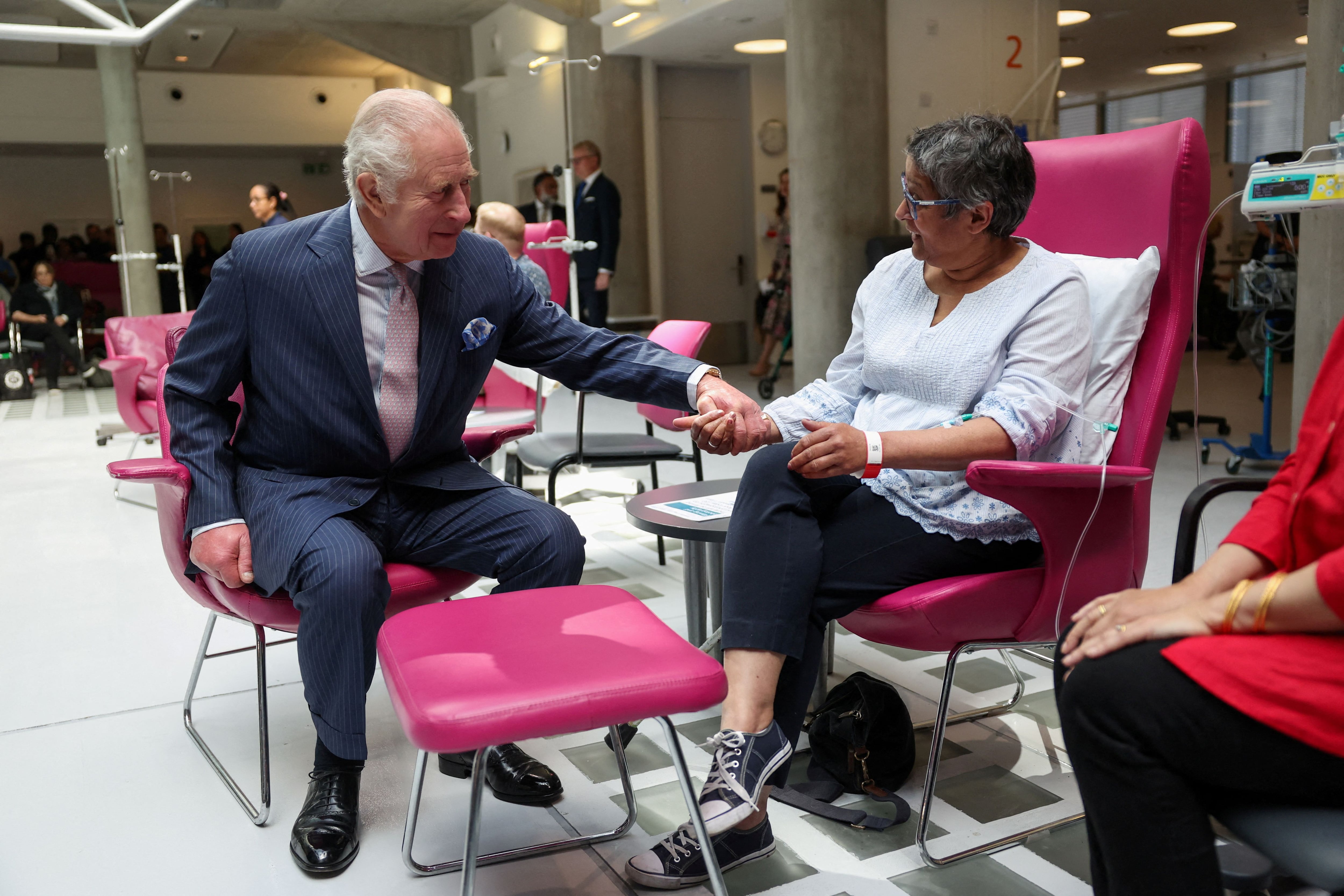 Carlos III durante su visita al University College Hospital Macmillan Cancer Centre. (REUTERS/Suzanne Plunkett/Pool)