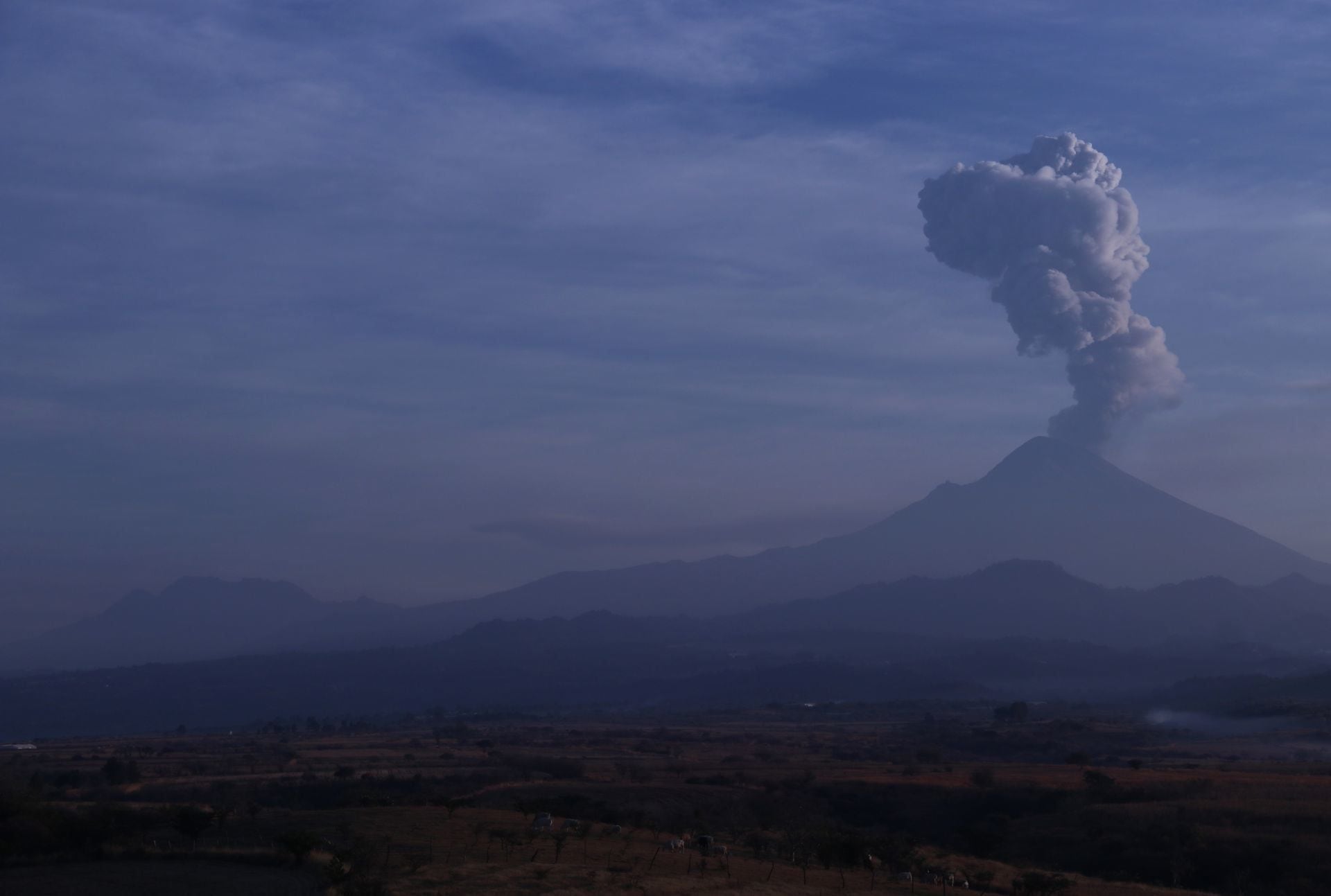 Se exhorta a la gente a no acercarse al volcán; el radio de seguridad es de 12 km. Foto: Cuartoscuro