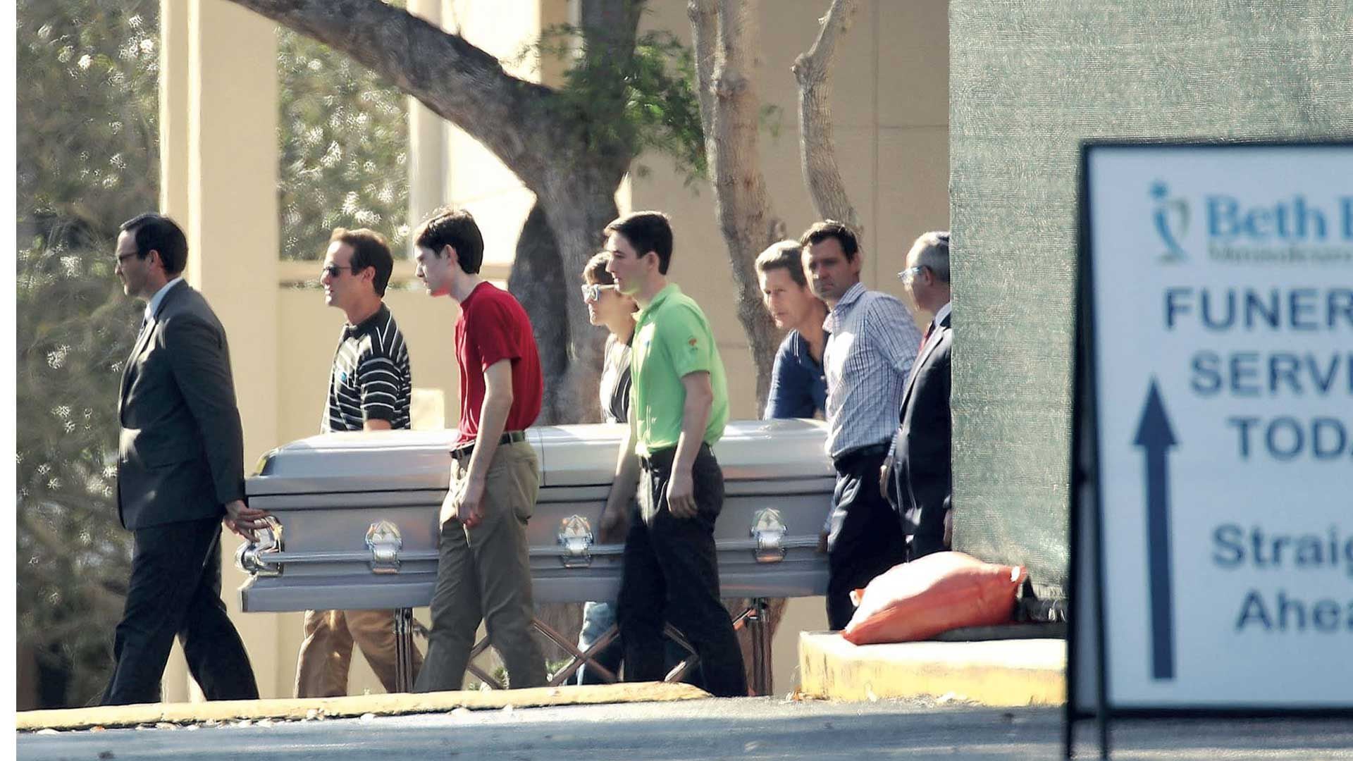 Amigos de un empleado de funeraria convierten un tema serio en viral con sus comentarios cómicos, demostrando el poder del ingenio humano incluso en los momentos más sombríos (Foto: Joe Raedle/Getty Images/AFP)