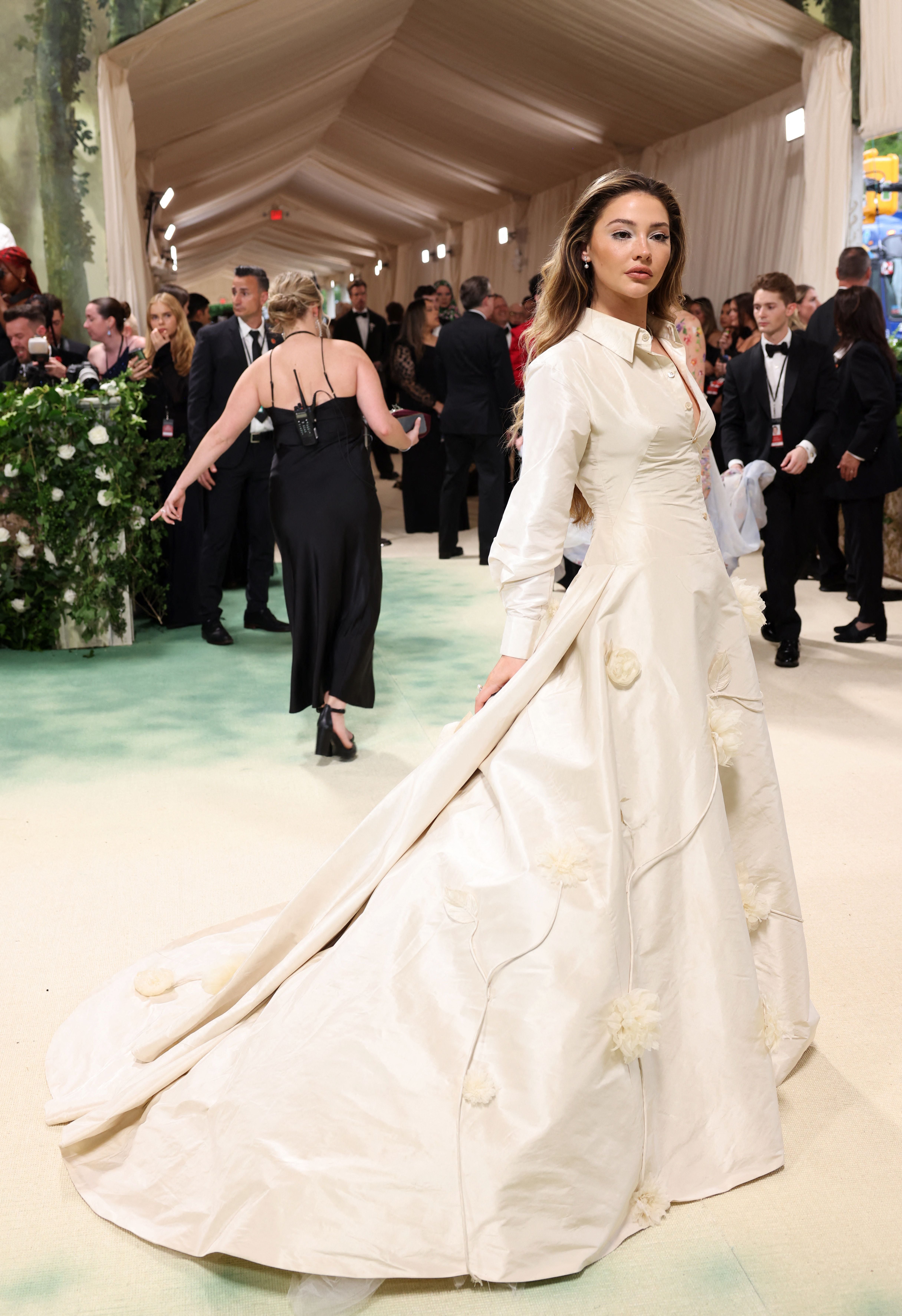 Madelyn Cline luce un vestido en total white 
REUTERS/Andrew Kelly