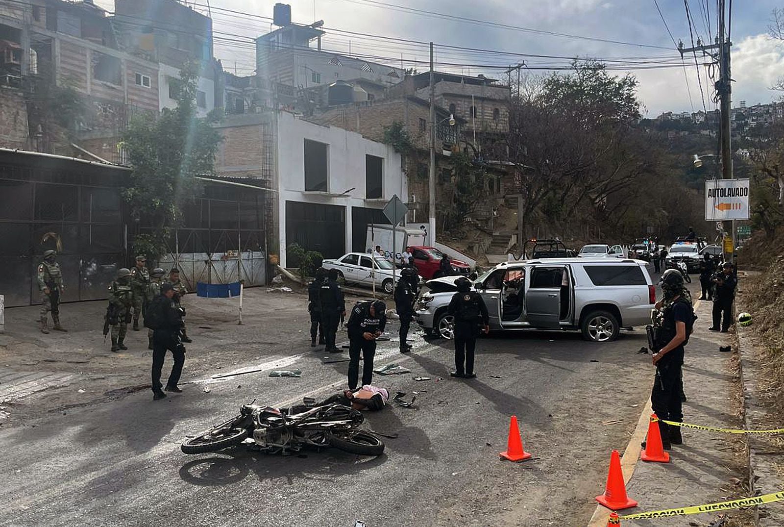 Fotografía cedida por la Secretaría de Seguridad Pública Estatal del vehículo donde sufrió un atentado el presidente municipal Mario Figueroa este jueves, en la ciudad de Taxco (México). EFE/Seguridad Pública Estatal