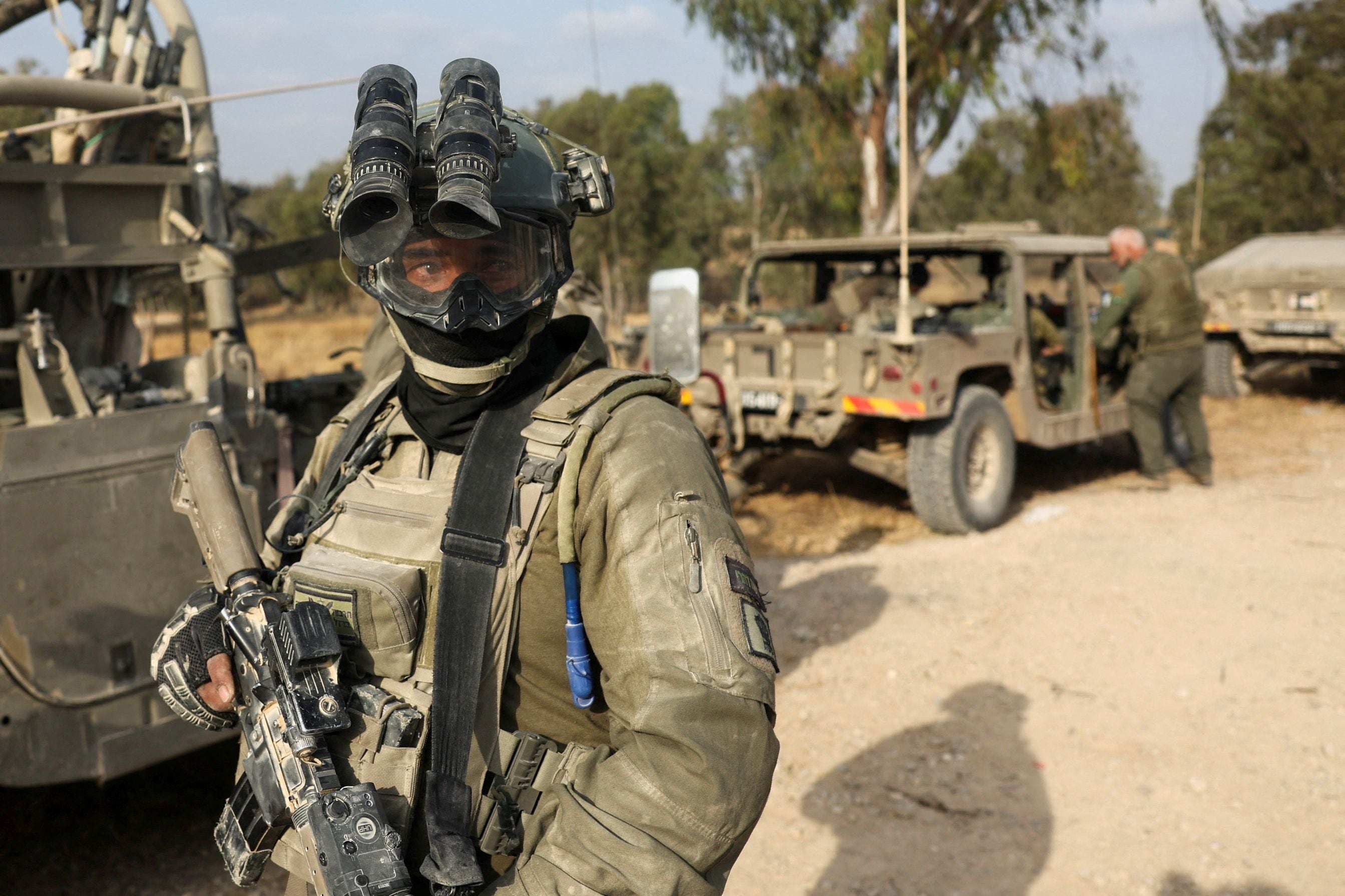 Un soldado israelí se encuentra junto a vehículos militares cerca de la frontera de Israel con Gaza, en medio del conflicto en curso en Gaza entre Israel y Hamas, en el sur de Israel, el 1 de mayo de 2024. REUTERS/Ronen Zvulun