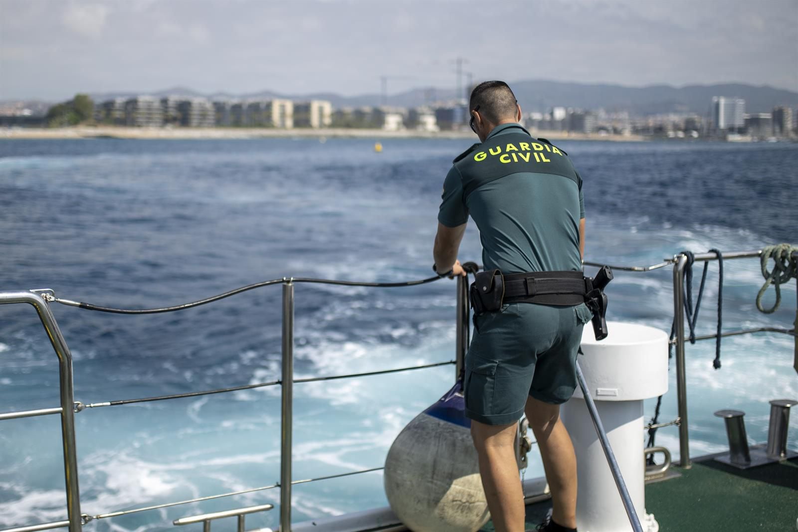 Un agente de la Guardia Civil durante una patrulla marítima en el Puerto de Barcelona. (Lorena Sopêna/Europa Press)