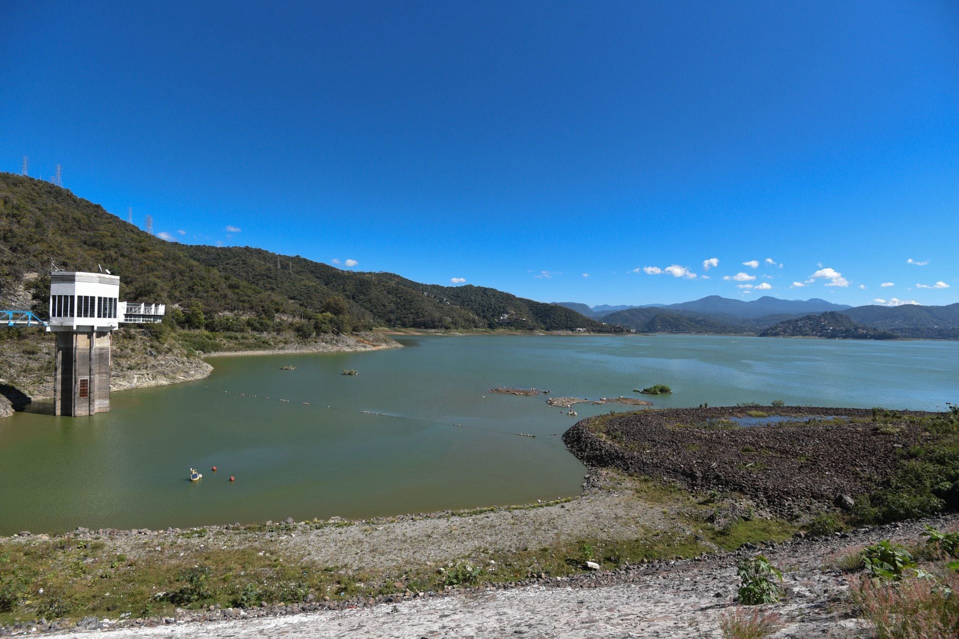 El cuerpo de agua presenta sus niveles más bajos desde que comenzó a operar.