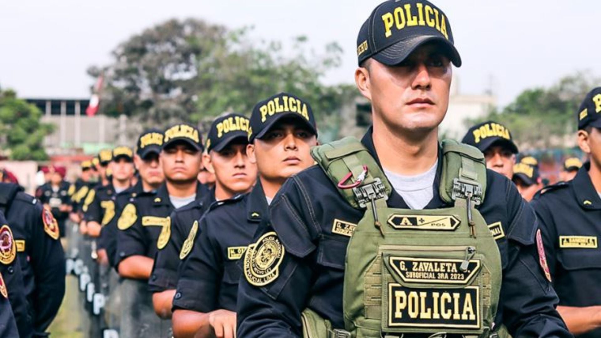 Efectivos de la Policía Nacional del Perú formados para iniciar una actividad.