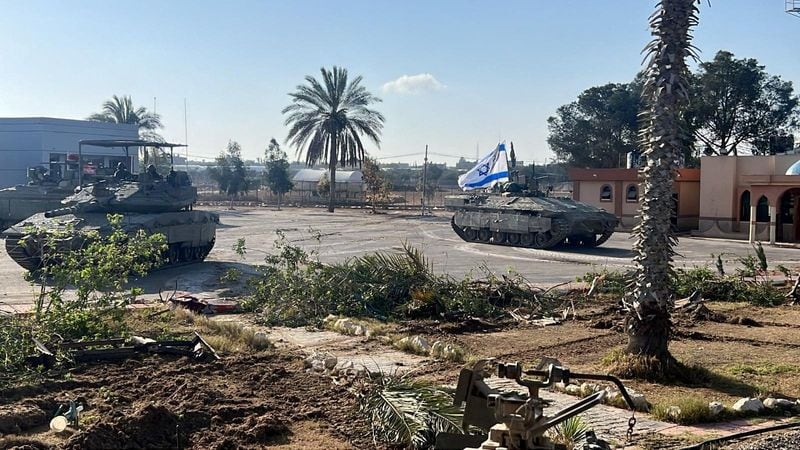 Vehículos militares israelíes operan en el lado gazatí del paso fronterizo de Ráfah, en el marco del actual conflicto entre Israel y el grupo islamista palestino Hamás, en el sur de la Franja de Gaza, en esta imagen difundida el 7 de mayo de 2024. Fuerzas de Defensa de Israel/Handout via REUTERS