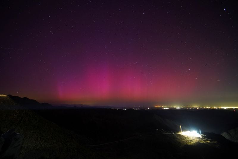 Una vista muestra las luces de una aurora boreal causada por una tormenta geomagnética sobre las ciudades fronterizas de Mexicali, México y Calexico, EE.UU., vista desde Tecate, México, el 11 de mayo de 2024 (REUTERS/Victor Medina)