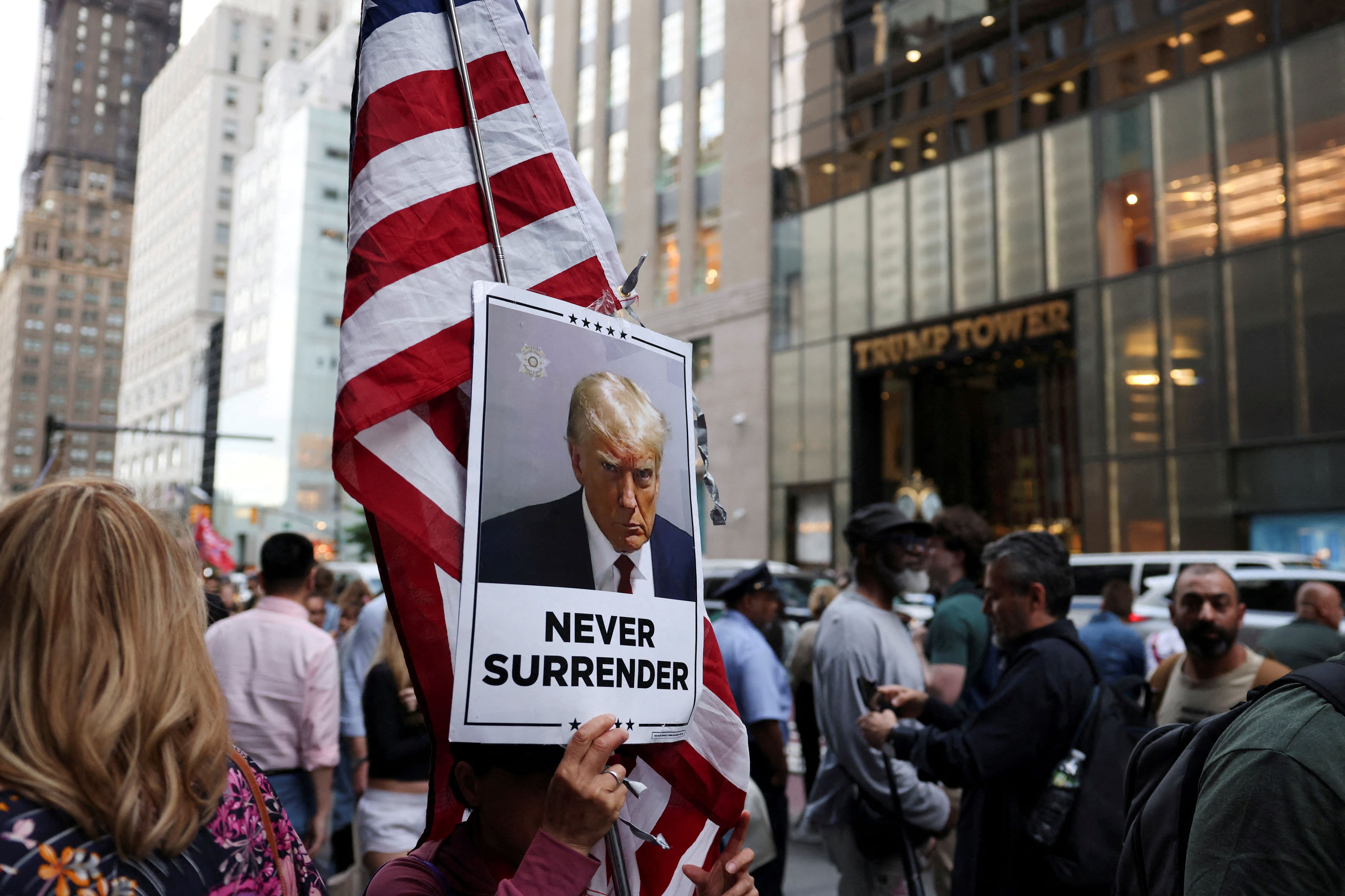 Simpatizantes de Trump frente a la Torre Trump tras el anuncio del veredicto (REUTERS/Andrew Kelly)