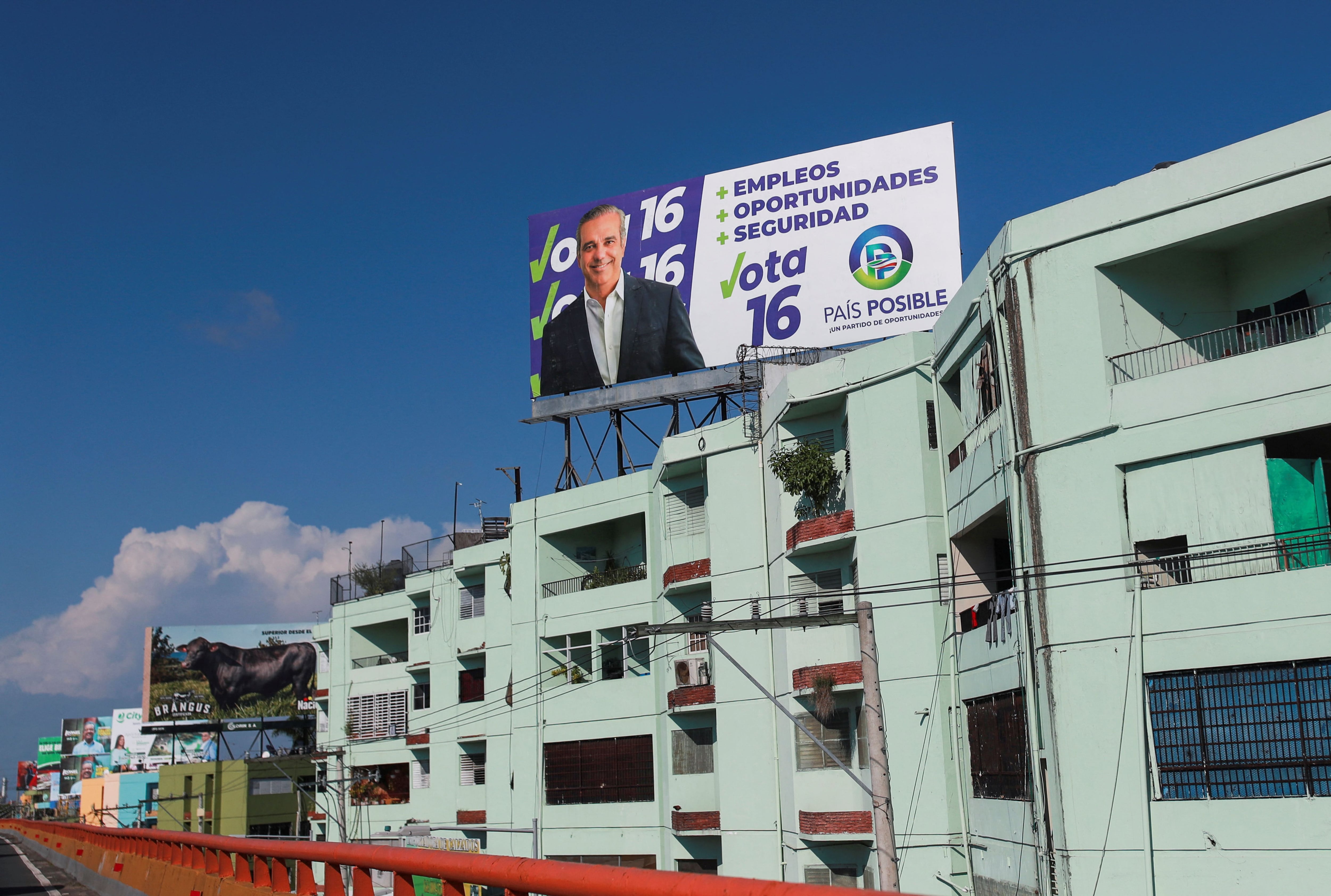 Vallas publicitarias del Presidente de la República Dominicana, Luis Abinader, candidato del Partido Revolucionario Moderno, en Santo Domingo (REUTERS/Henry Romer)
