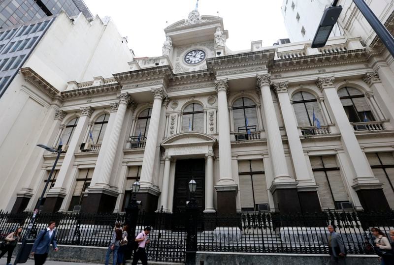 Foto de archivo - Peatones pasan frente al edificio del banco central de Argentina, en Buenos Aires.. REUTERS/Enrique Marcarian