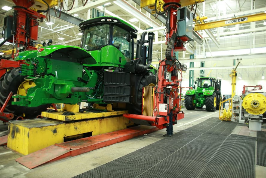 Fábrica de tractores. Tractor desarmado. Industria de la maquinaria agrícola.