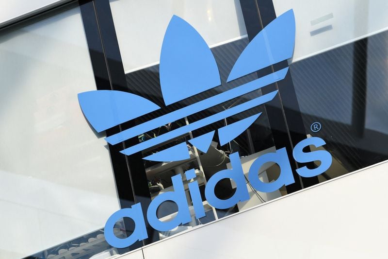 Adidas muestra un optimismo en ventas impulsado por modelos icónicos como el Samba. (REUTERS/Andreas Gebert)