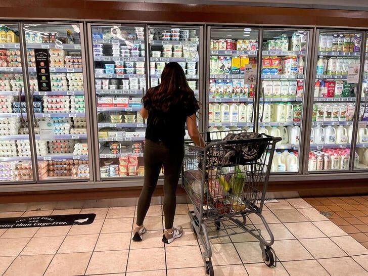 Una mujer comprando en un supermercado en Los Ángeles, California, EEUU. REUTERS/Lucy Nicholson