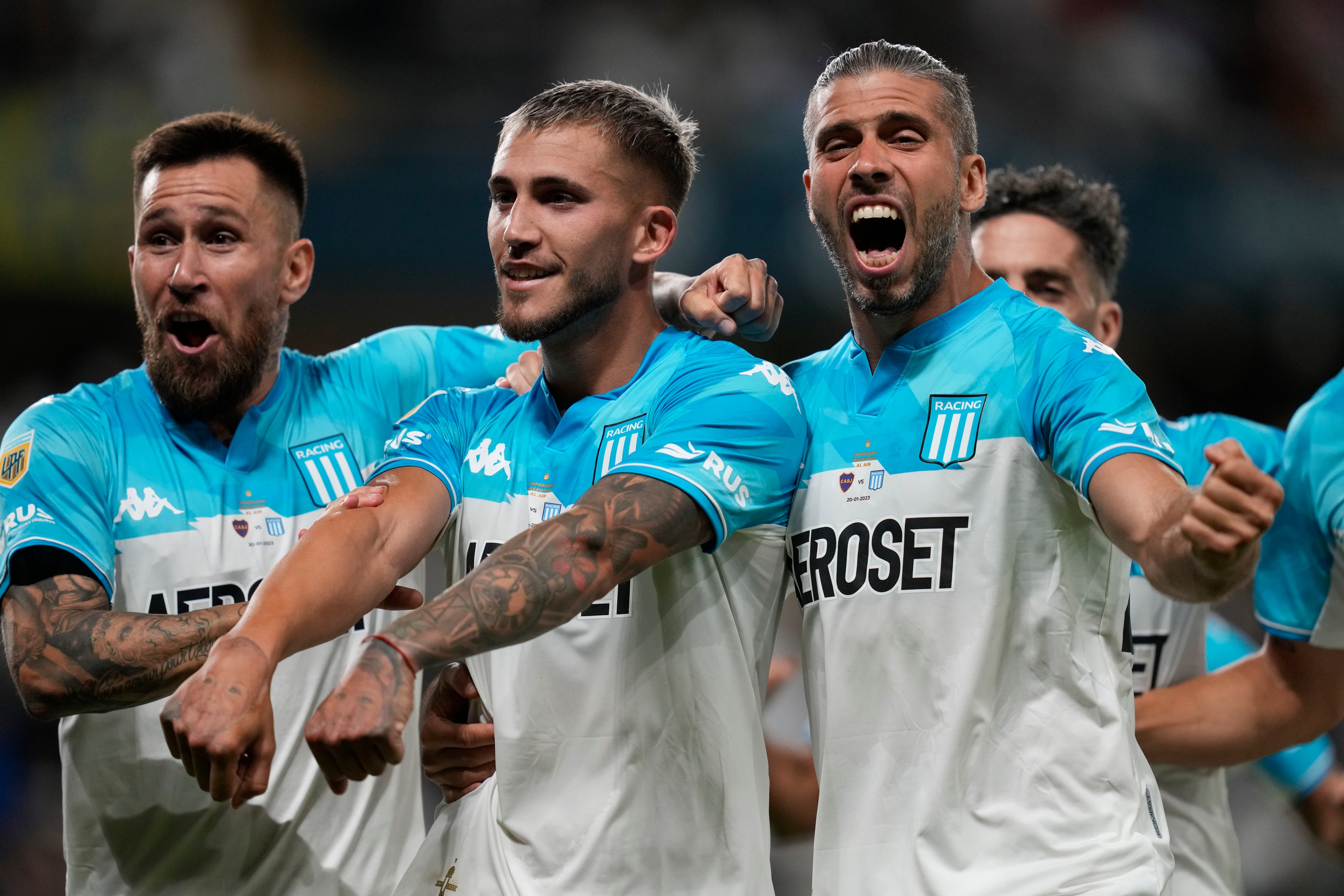 Jugadores del Racing Club celebran tras el gol de la victoria en la final de la Supercopa Internacional ante el Boca Juniors en Abu Dabi en los Emiratos Árabes Unidos el viernes 20 de enero del 2023. (AP Foto/Kamran Jebreili)