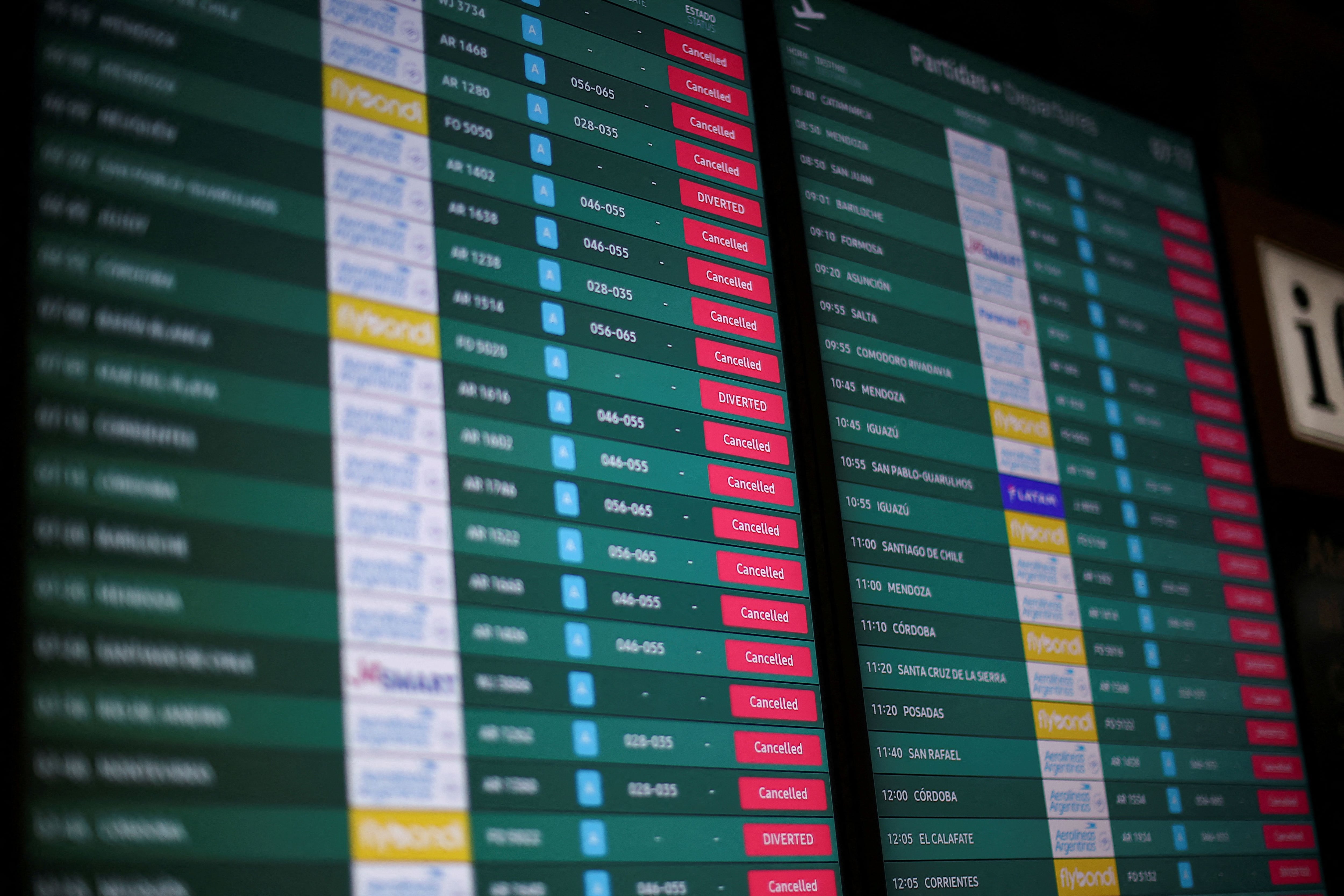 En las pantallas de Aeroparque se advierten los avisos en rojo de los vuelos con la leyenda “Cancelado” (Foto: REUTERS/Agustin Marcarian)