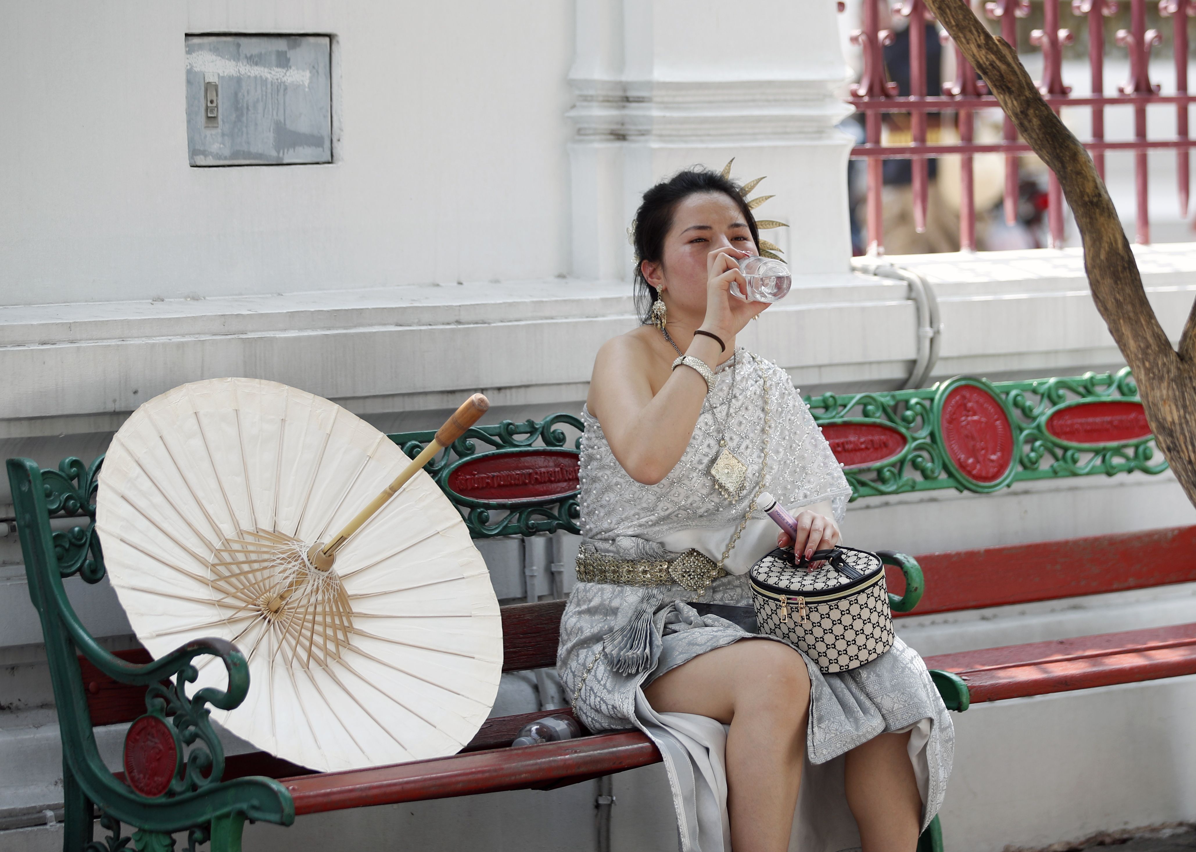 Fotografía de archivo de una turista en Bangkok durante una ola de calor.
EFE/EPA/RUNGROJ YONGRIT
