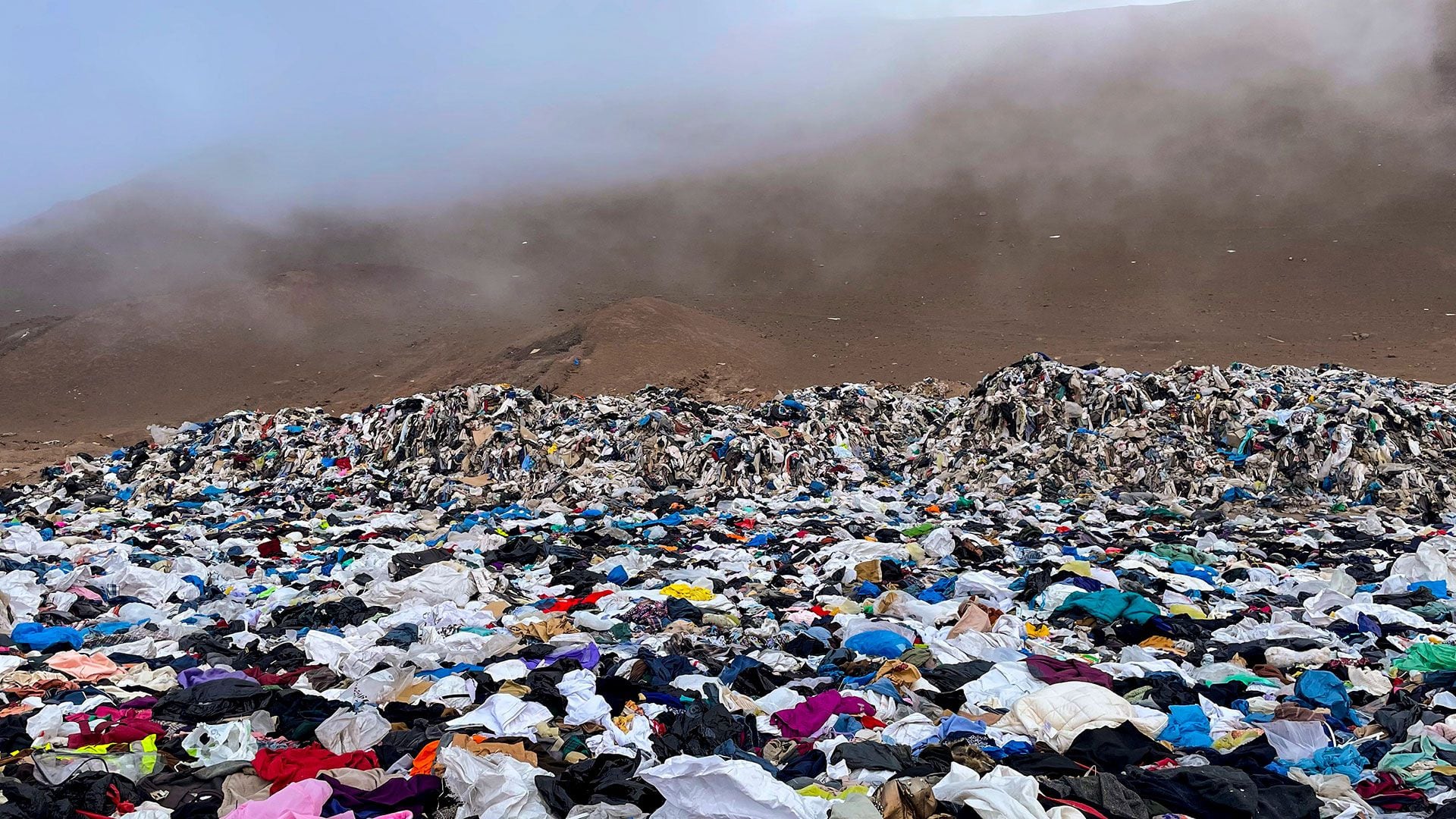 Montaña de ropa descartable en el desierto de Atacama, Chile