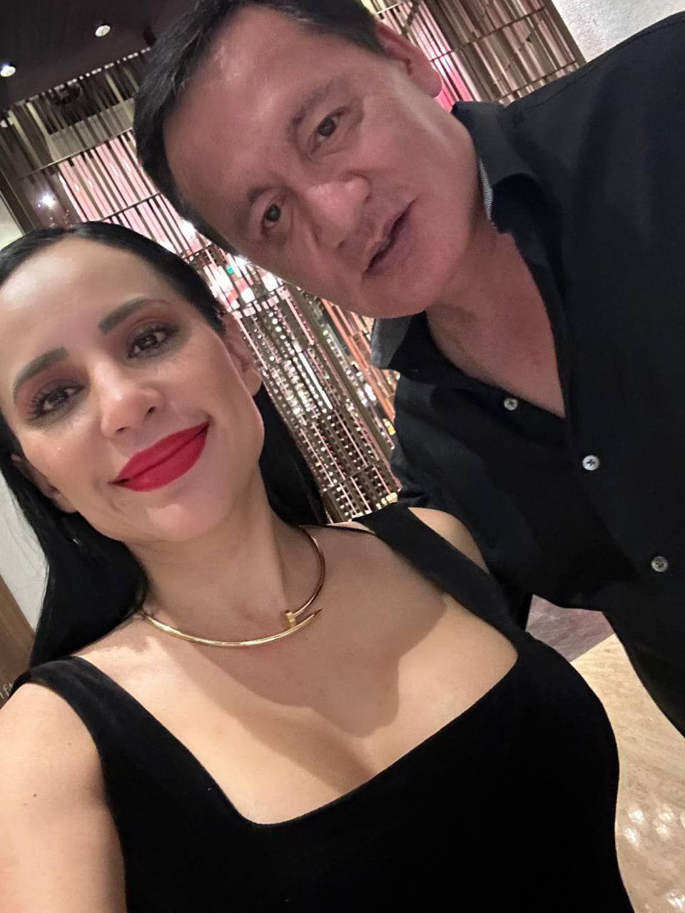 Foto de Sandra Cuevas con Miguel Ángel Osorio Chong