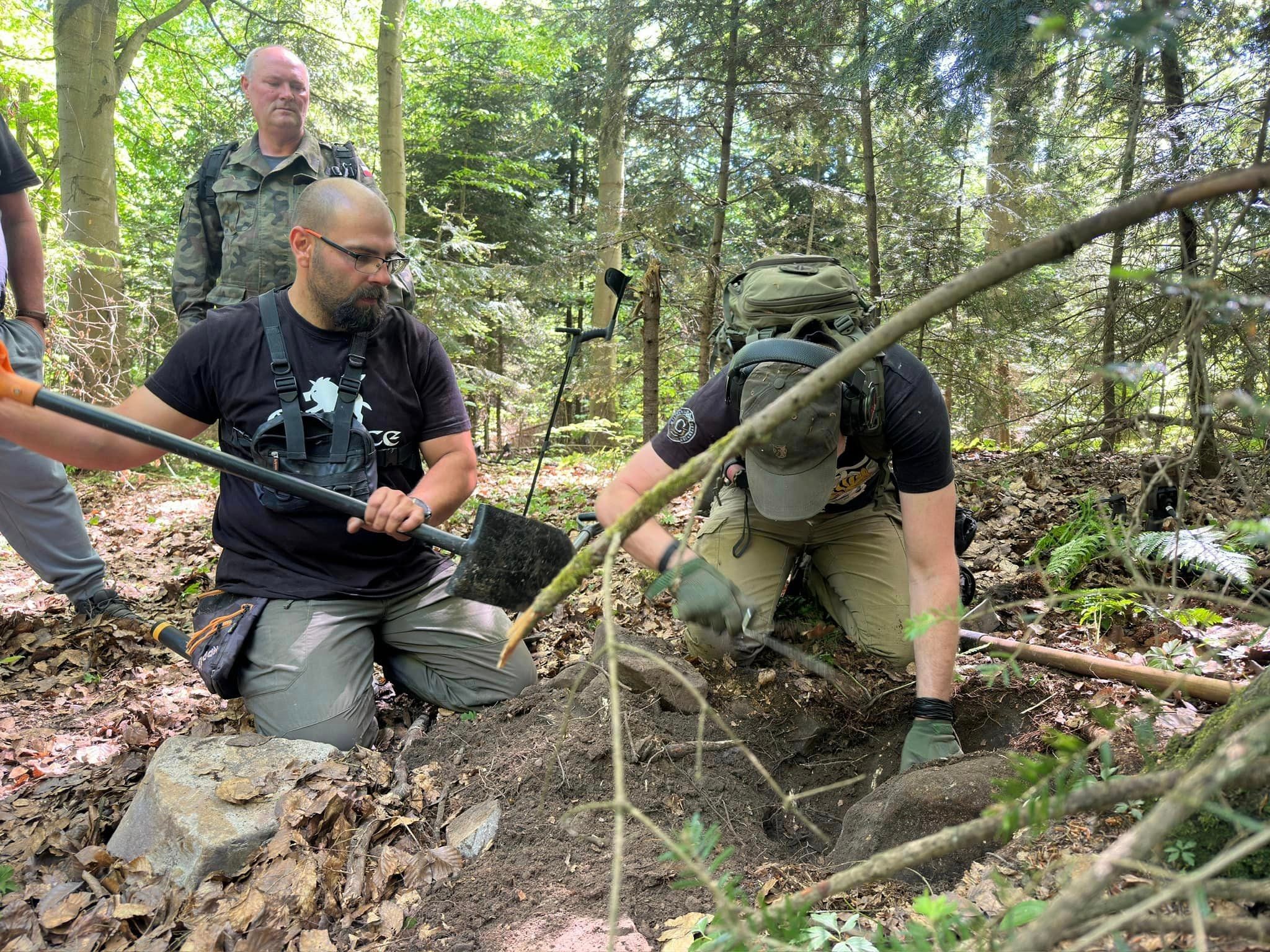 Sebastián Grabowiec y su equipo podría haber descubierto parte del tesoro del infame Jaczewicz. (Facebook: Grupo de Exploración Świętokrzyskie)