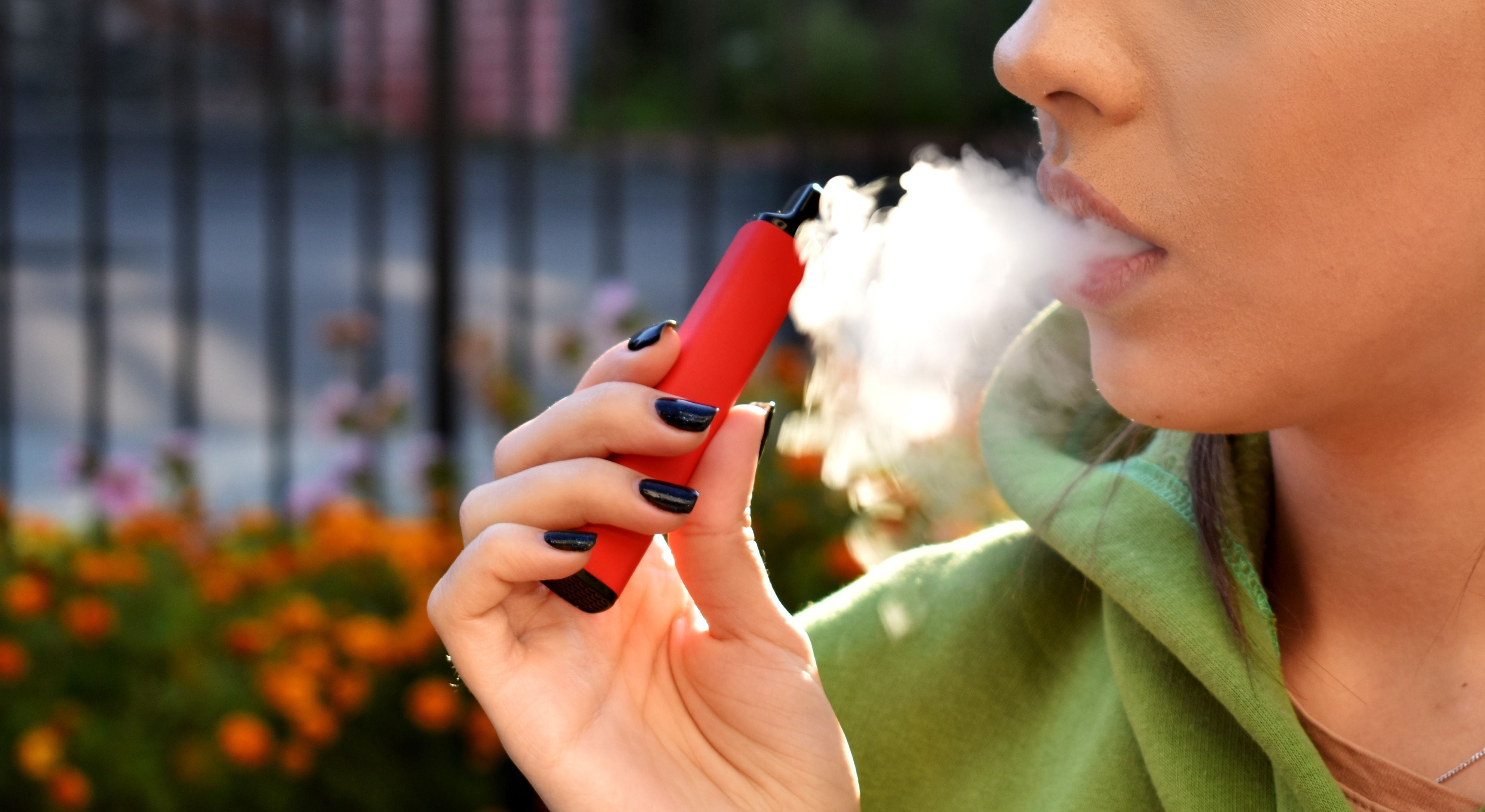 Una joven vapeando (Shutterstock)