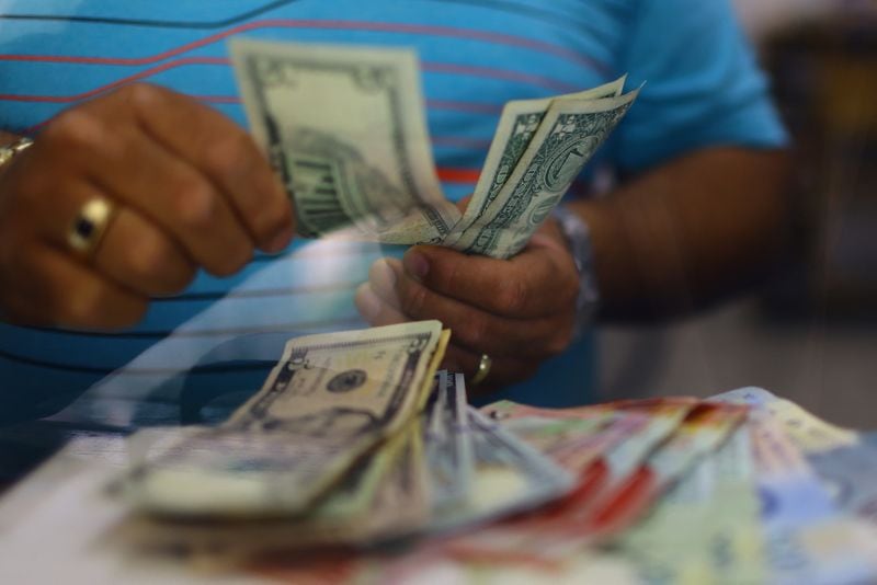 El dólar en las casas de cambio en Colombia durante la jornada del 15 de mayo se compró, en promedio, de $3.685,36 - crédito José Luis González/Reuters