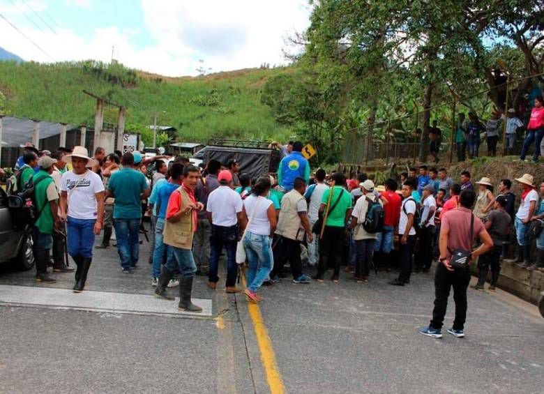 Los indígenas bloquearon la vía a modo de protesta contra el Gobierno nacional - crédito Colprensa