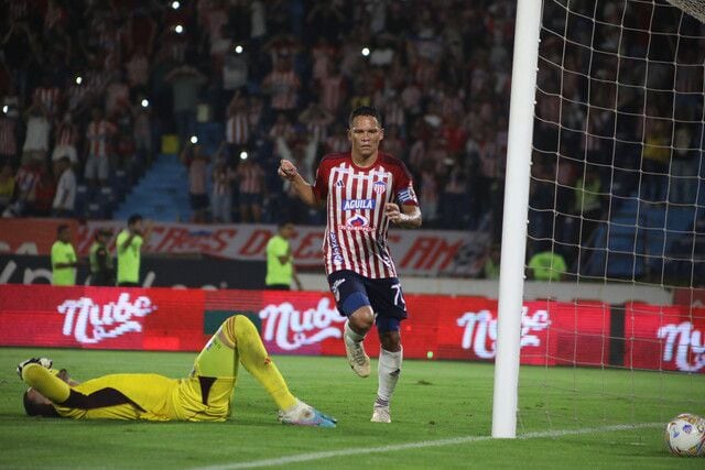 Carlos Bacca convirtió los dos goles de Junior en su victoria por 2-1 ante Millonarios en Barranquilla - crédito Colprensa