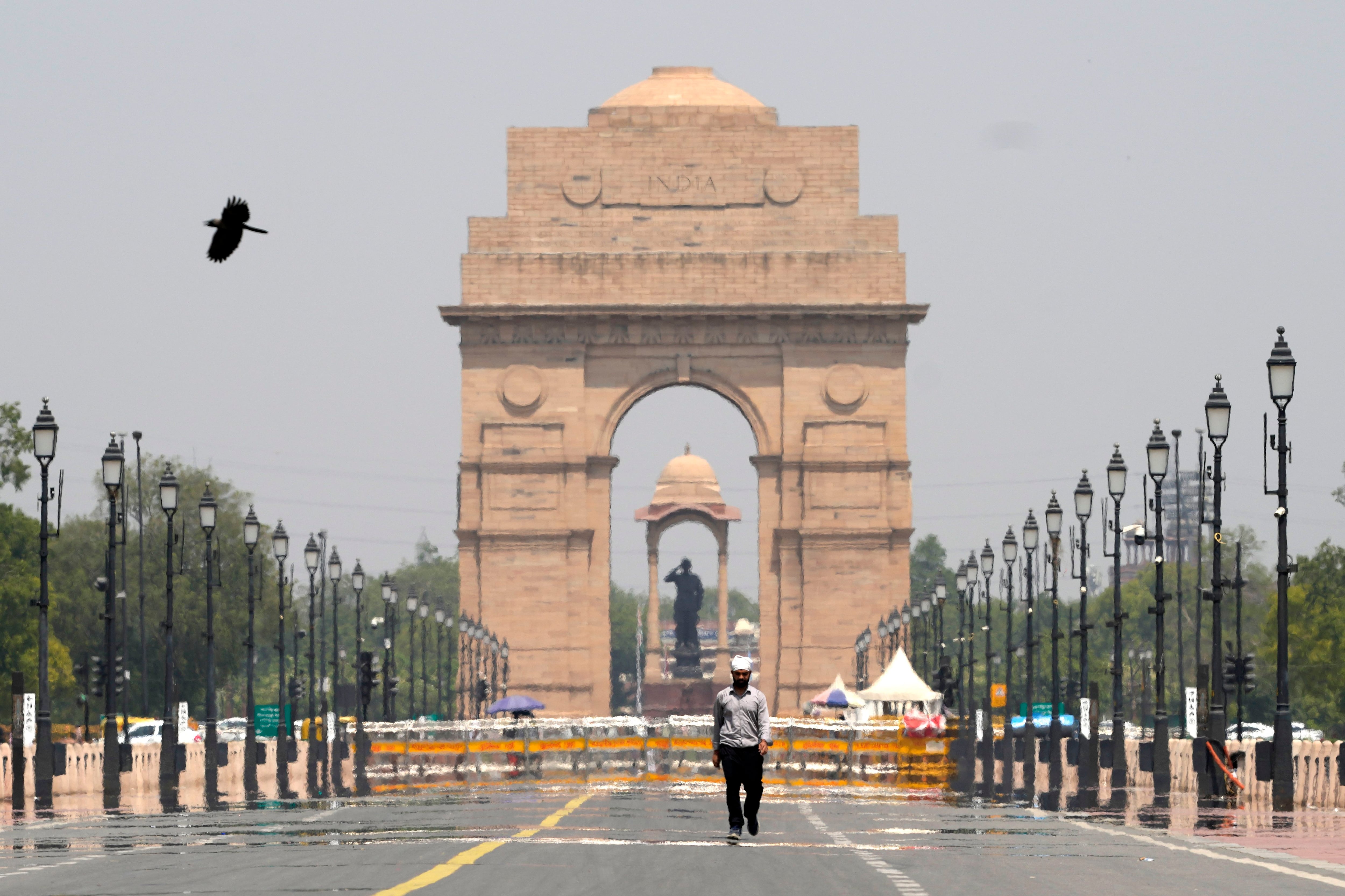 Las temperaturas alcanzaron hasta 50 grados Celsius en Delhi, afectando el suministro de agua e infraestructuras. (AP/Manish Swarup)