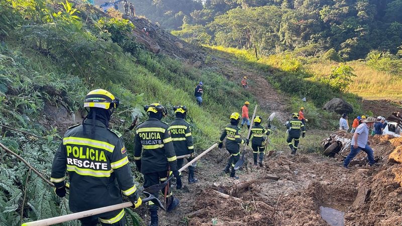 Deslizamientos de tierras y rescate de sobrevivientes - crédito REUTERS 