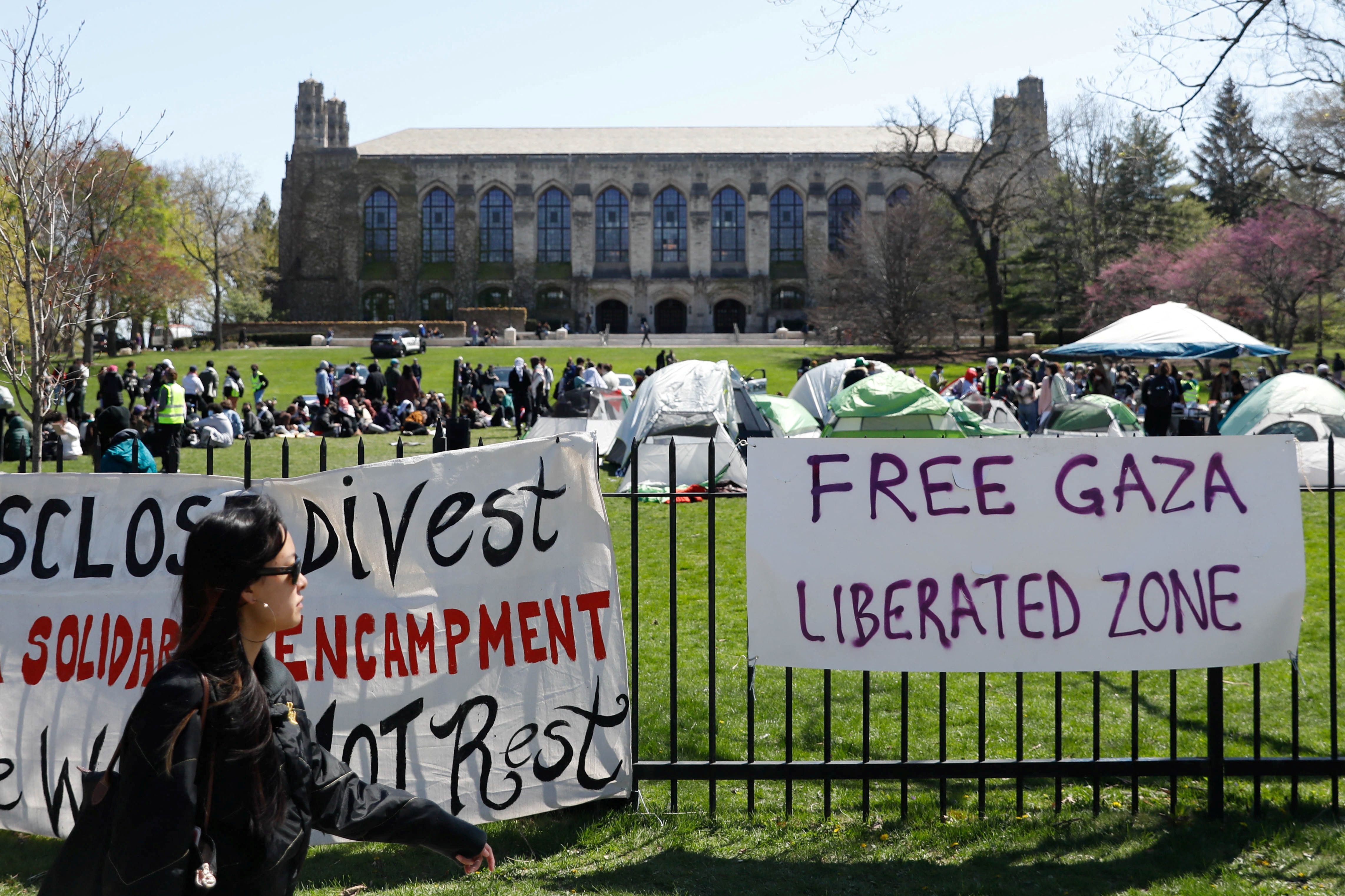 Carteles frente a Deering Meadow, donde un campamento de estudiantes protesta en apoyo de los palestinos (REUTERS/Nate Swanson)