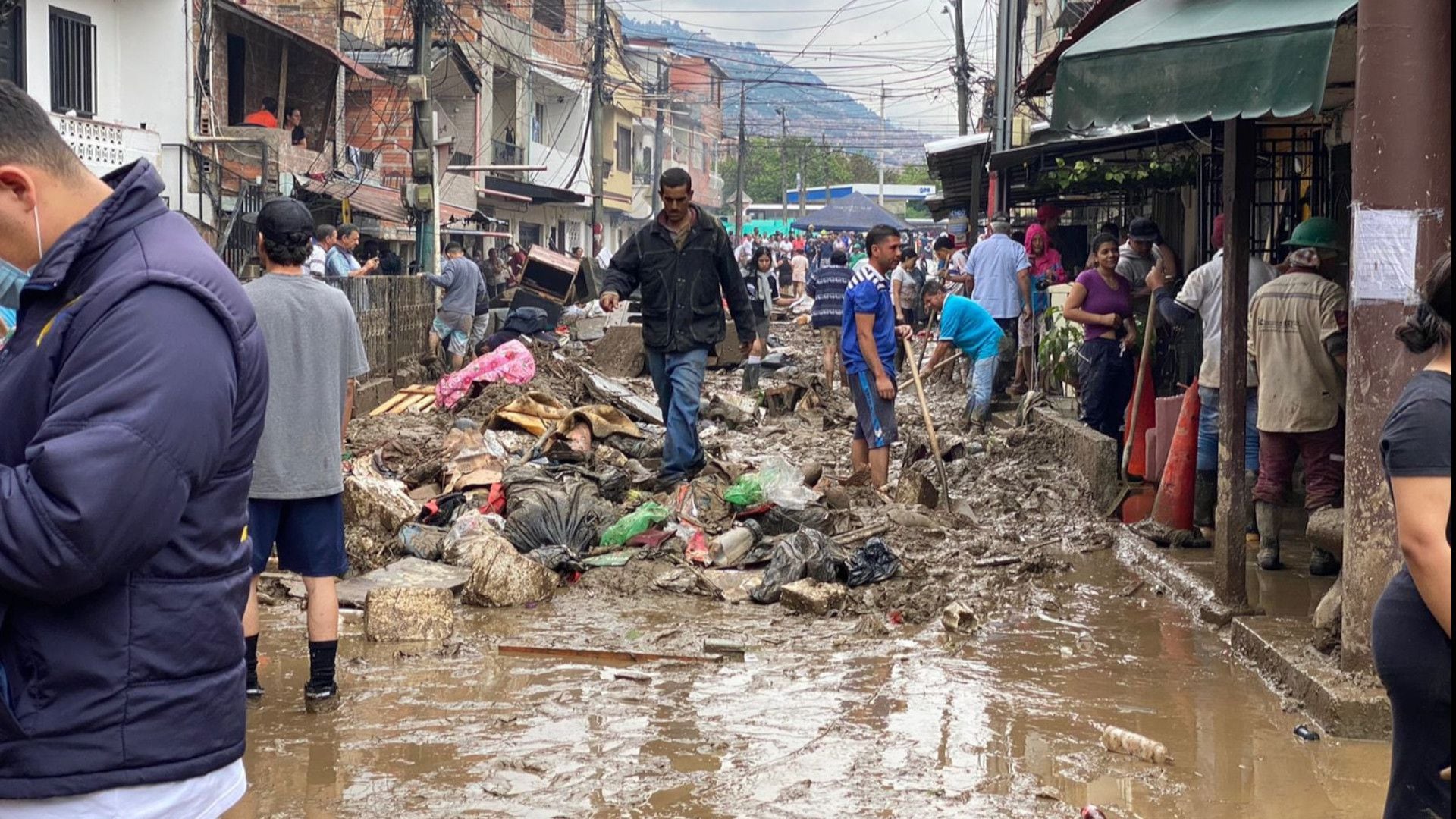 450 familias resultaron afectadas en Bello (Antioquia) tras las crecientes súbitas en las quebradas aledañas al municipio, tras los fuertes aguaceros del fin de semana. Foto: Alcaldía de Bello