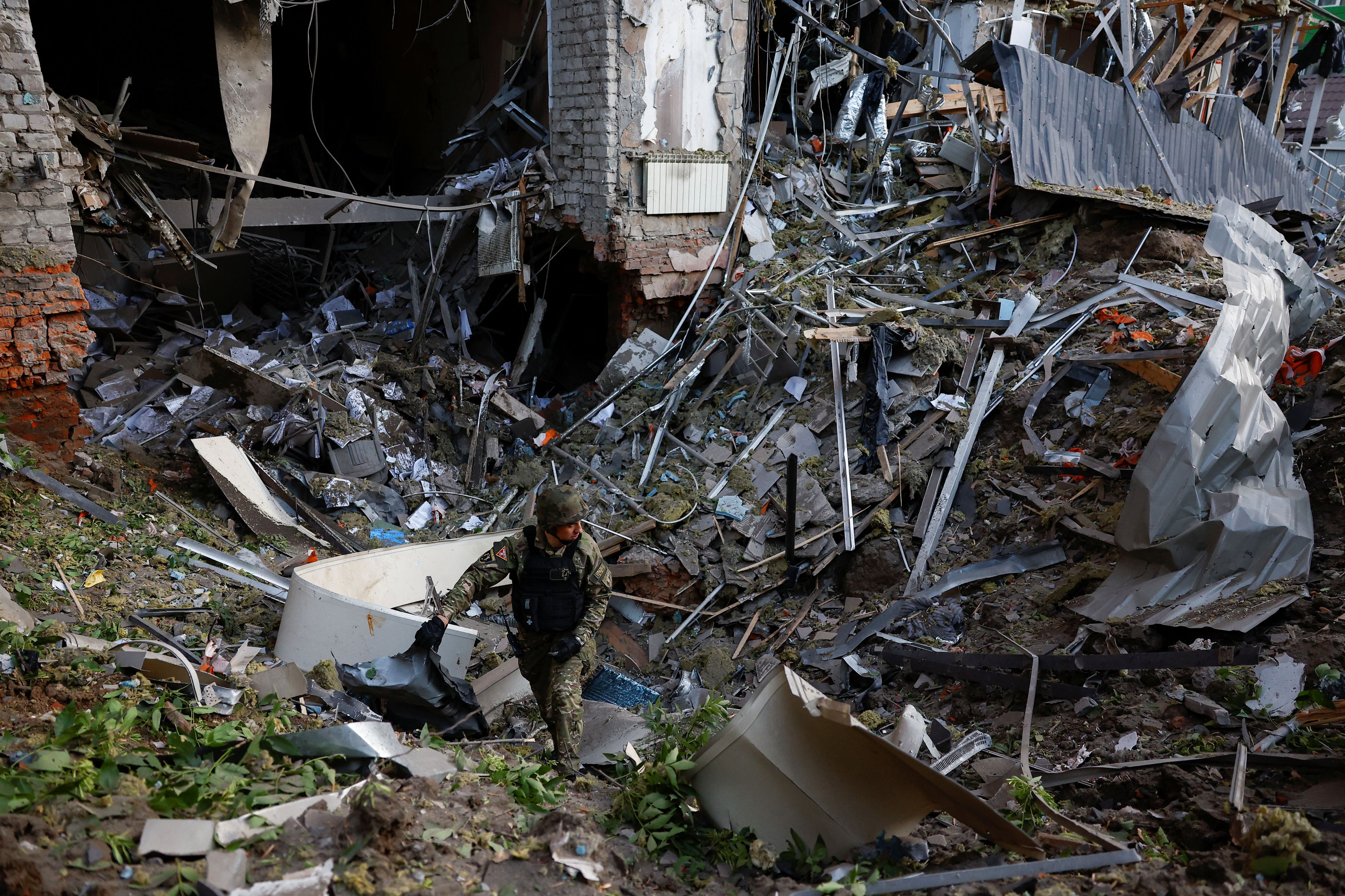 Kharkiv, la segunda ciudad más grande de Ucrania, está situada en el noreste del país a solo una docena de kilómetros de la frontera con Rusia y sufre bombardeos rusos periódicos (REUTERS/Valentyn Ogirenko)