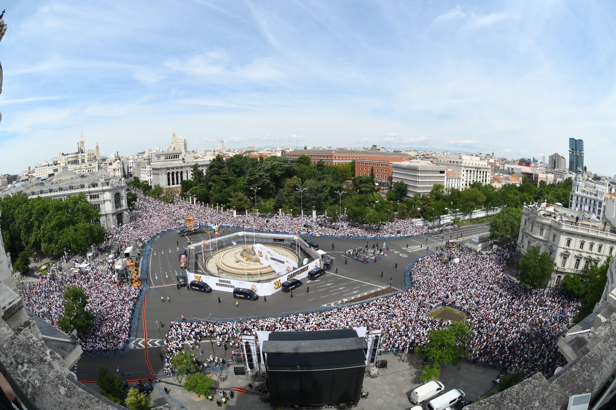 La Fuente de Cibeles repleta de aficionados del Real Madrid esperando a los jugadores para celebrar la 36ª Liga (Redes)