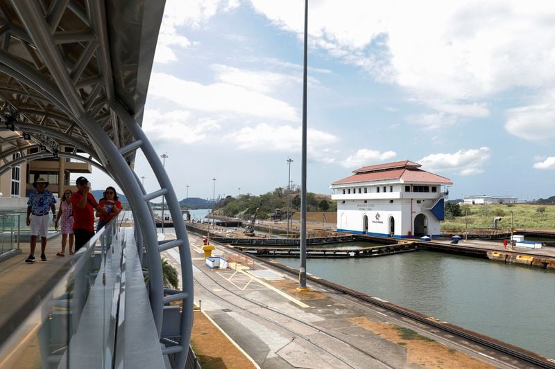 El canal anunció este mes un aumento gradual en el paso diario de barcos por las esclusas Panamax (REUTERS/Aris Martínez)