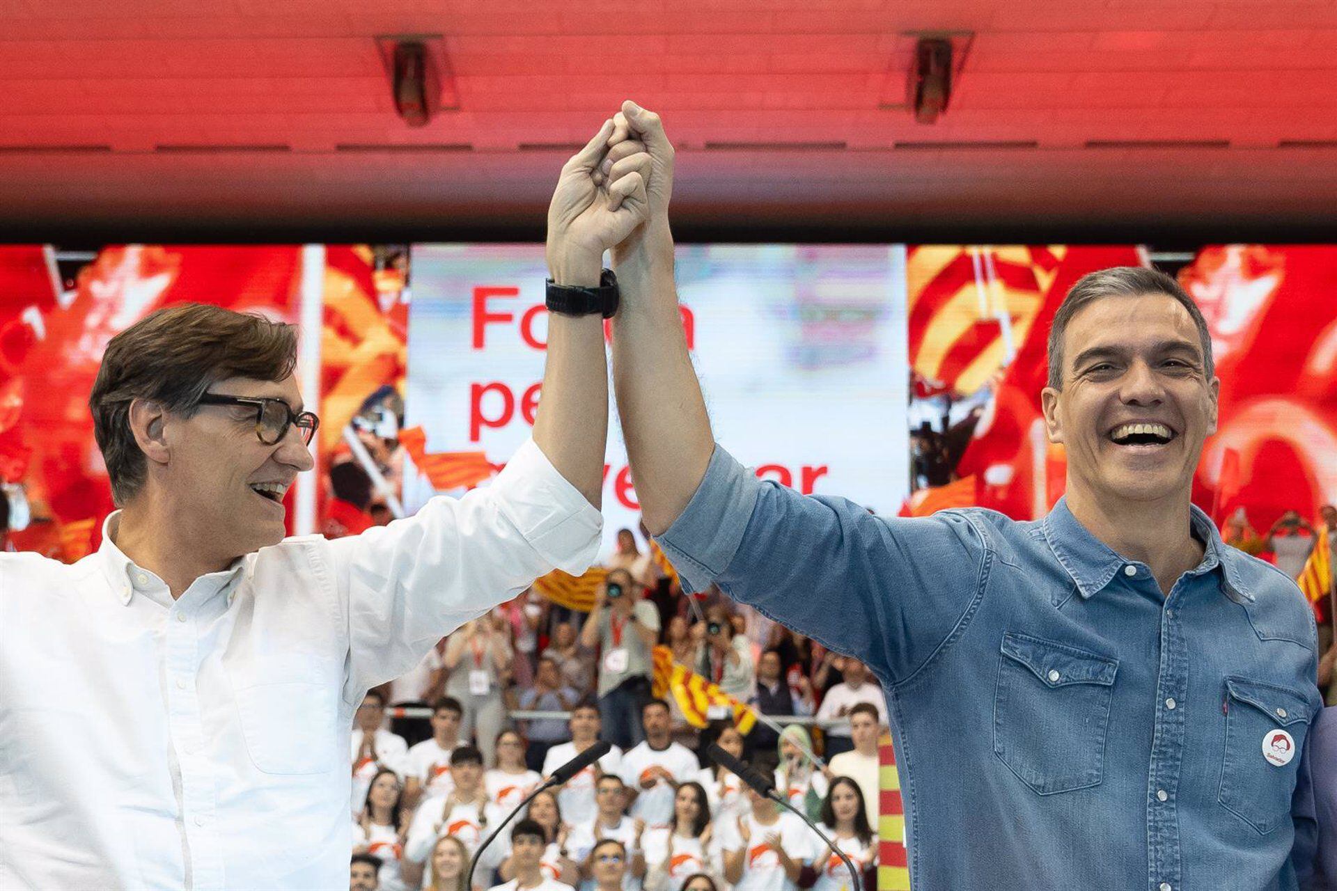 10/05/2024 El candidato del PSC en las elecciones catalanas, Salvador Illa, y el presidente del Gobierno, Pedro Sánchez, en el acto de cierre de campaña del PSC en el Palau Vall d'Hebron de Barcelona.
POLITICA 
DAVID ZORRAKINO - EUROPA PRESS
