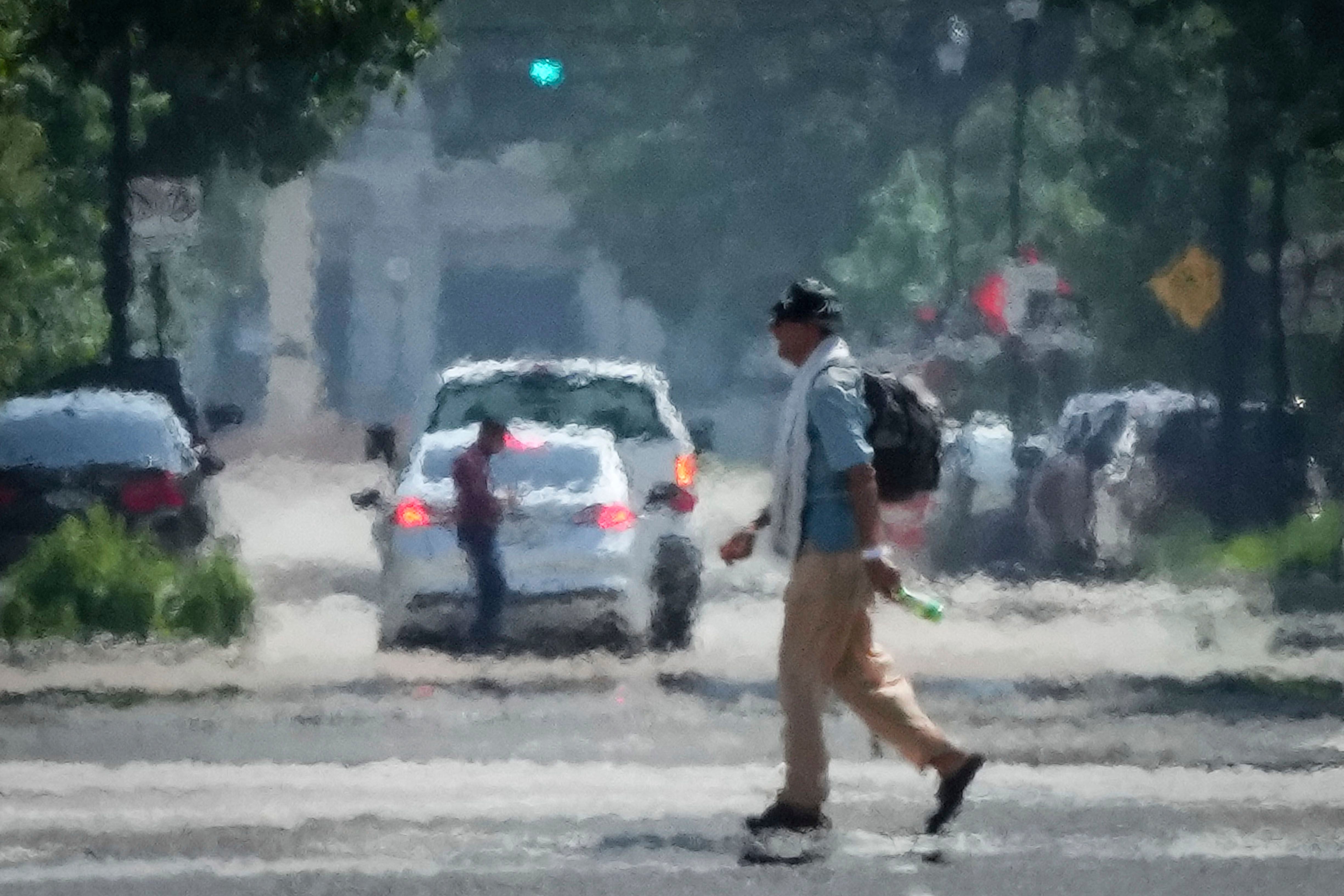 En esta época de calor es importante conocer las medidas de seguridad para mantenernos a salvo (Jon Shapley/Houston Chronicle via AP)