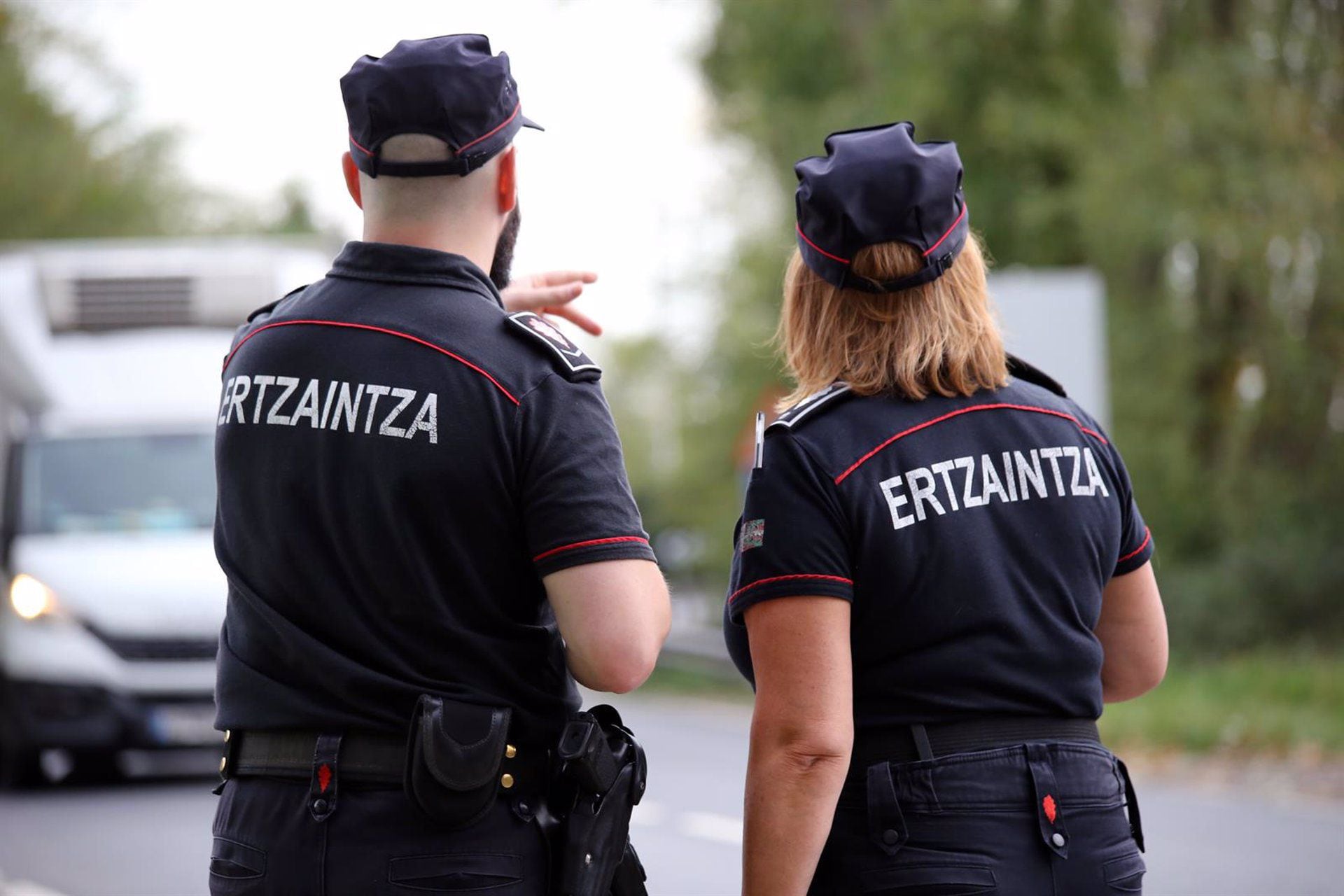 Dos agentes de la Ertzaintza (Europa Press)
