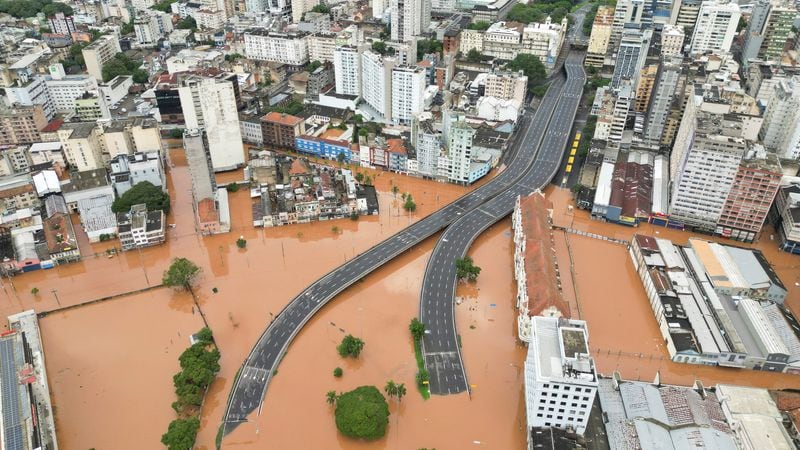 Imagen desde un dron del centro inundado de Porto Alegre, Rio Grande do Sul, Brasil. 5 mayo 2024. REUTERS/Renan Mattos