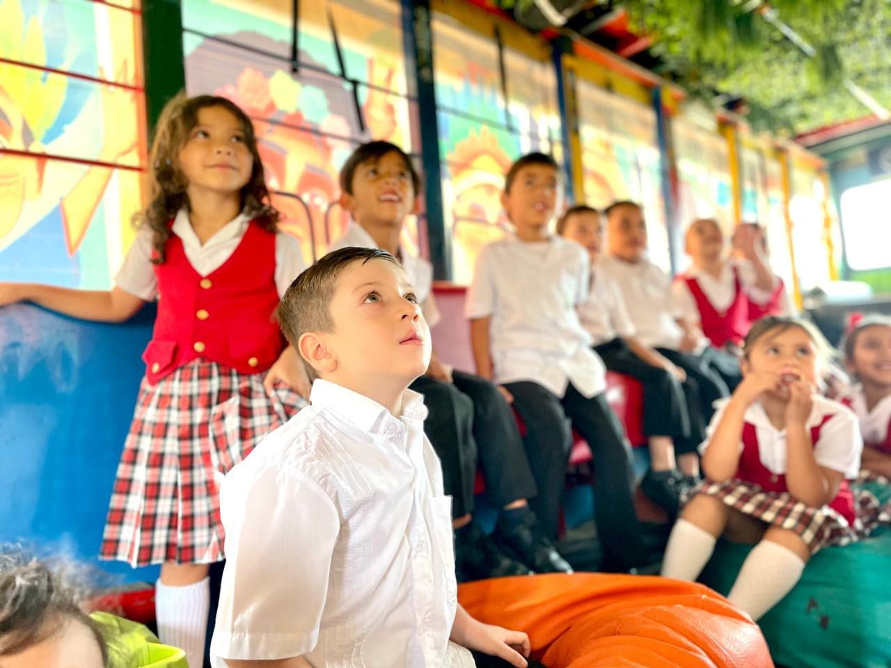 Alrededor de 7.000 estudiantes del oriente de Colombia han recibido clases de educación ambiental en la Chiva - crédito Proaves