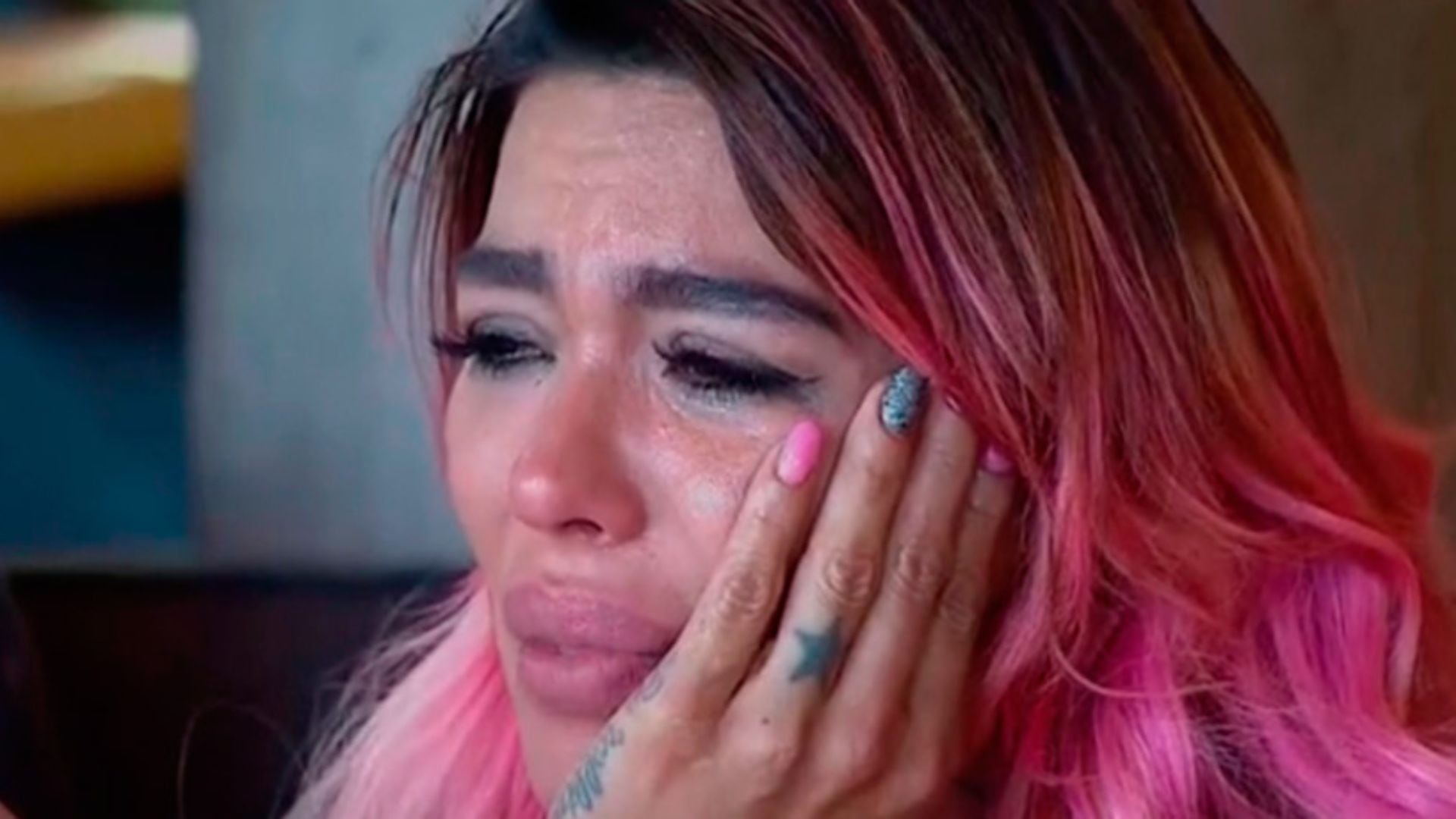 Angie Jibaja llorando al ver a Felipe Lasso con otra mujer en 'Doble Tentación'.