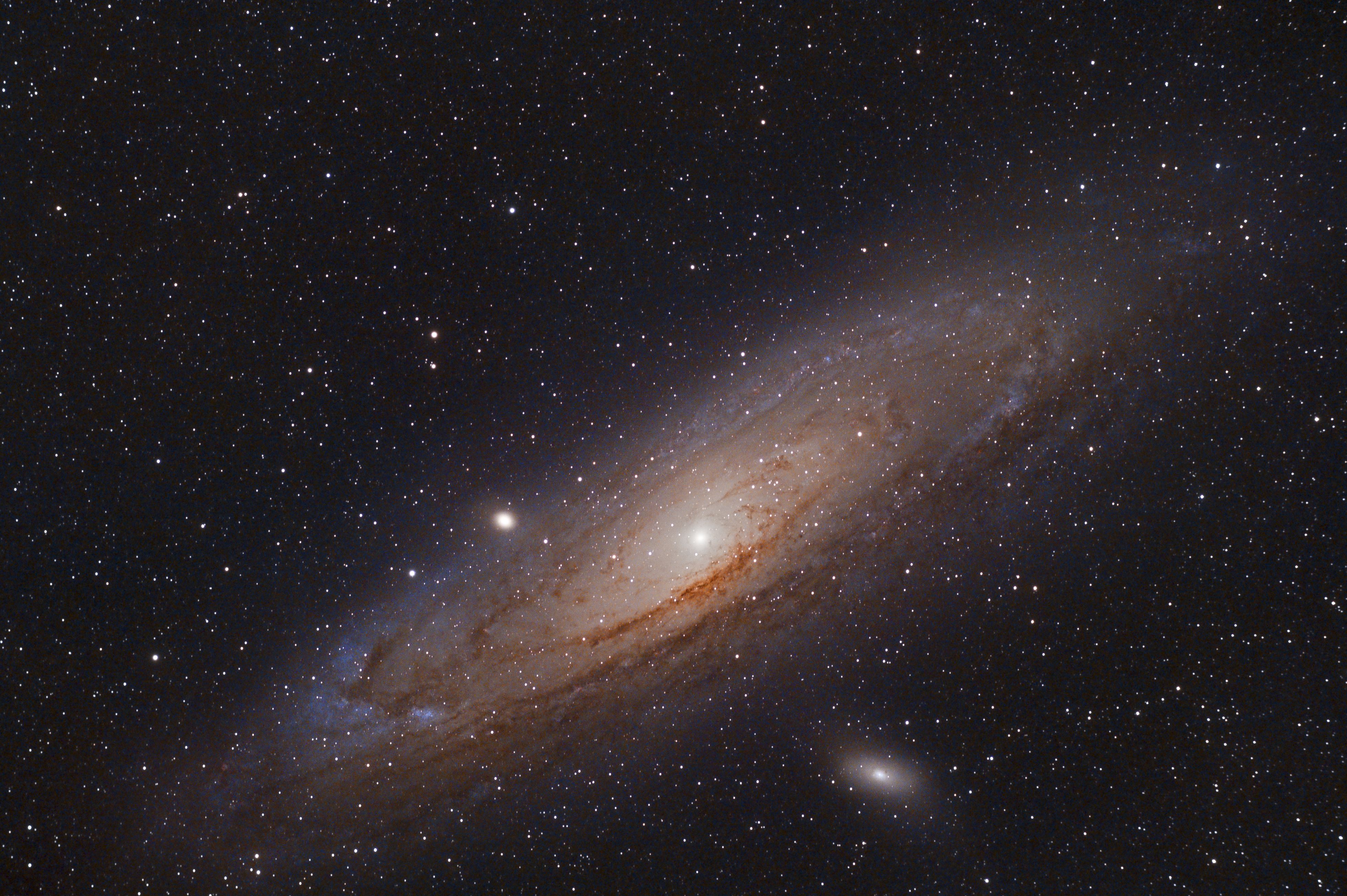  Imagen compuesta por la integración de 1 hora y 40 minutos de exposiciones fotográficas que muestra la galaxia de Andrómeda (M31), situada a 2,5 millones de años luz de la Tierra (EFE/Pedro Puente Hoyos)
