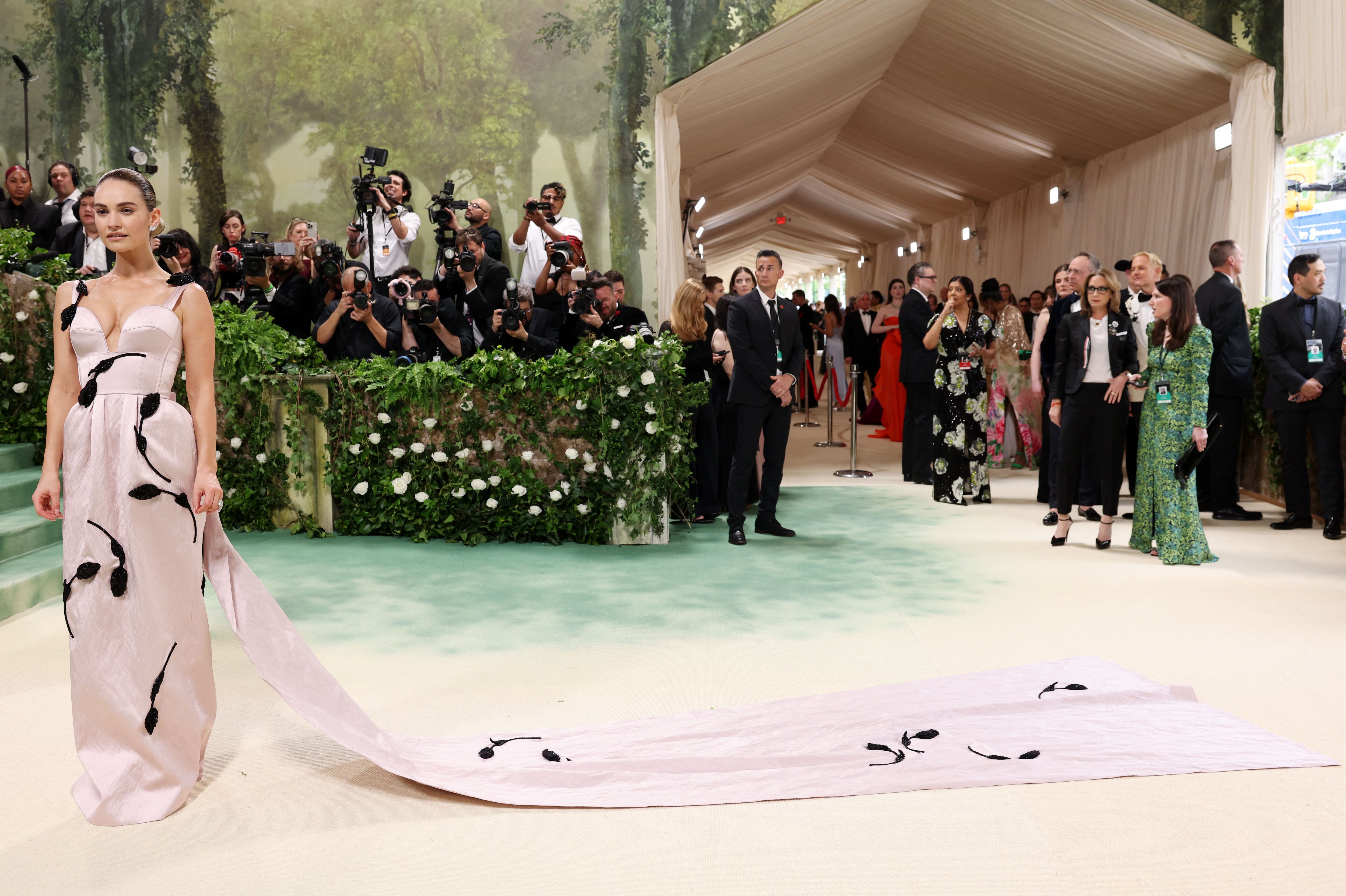 Lily James eligió un vestido bordado con flores para transitar la famosa escalinata 
REUTERS/Andrew Kelly