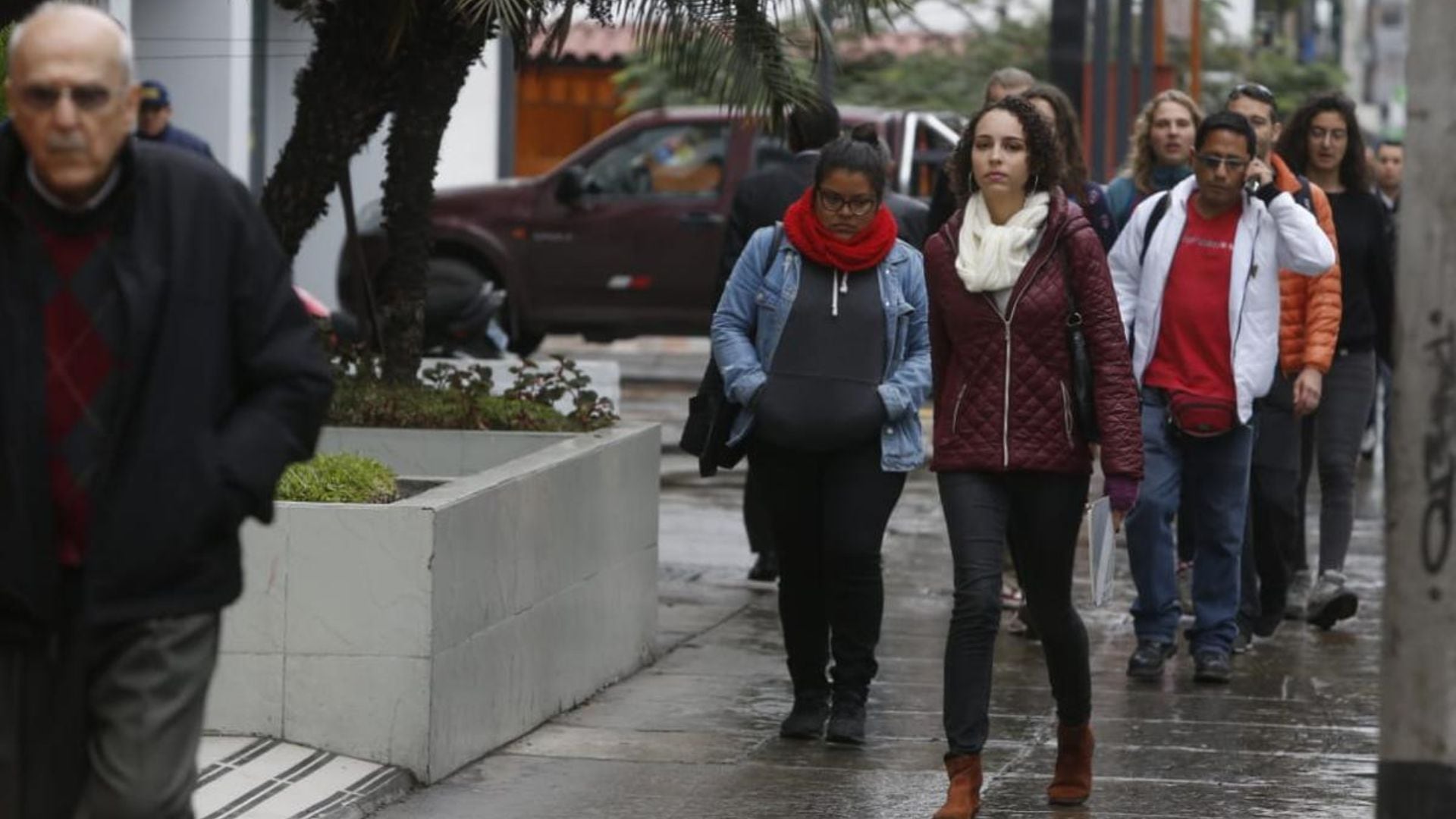 En temporada de otoño en el Perú, las temperaturas suelen descender y se registran algunas lluvias de ligera a mediana intensidad en Lima y otras regiones del país.